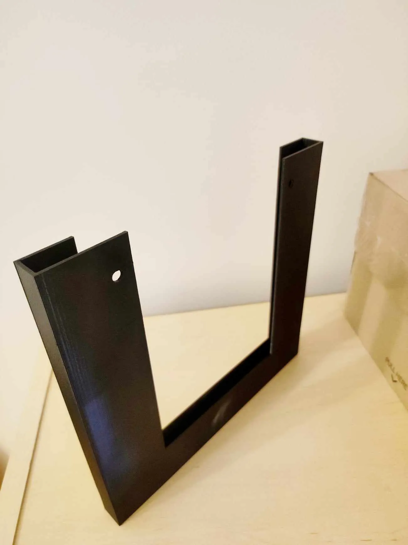 Giá đỡ tờ rơi A4 treo tường có lỗ khoan