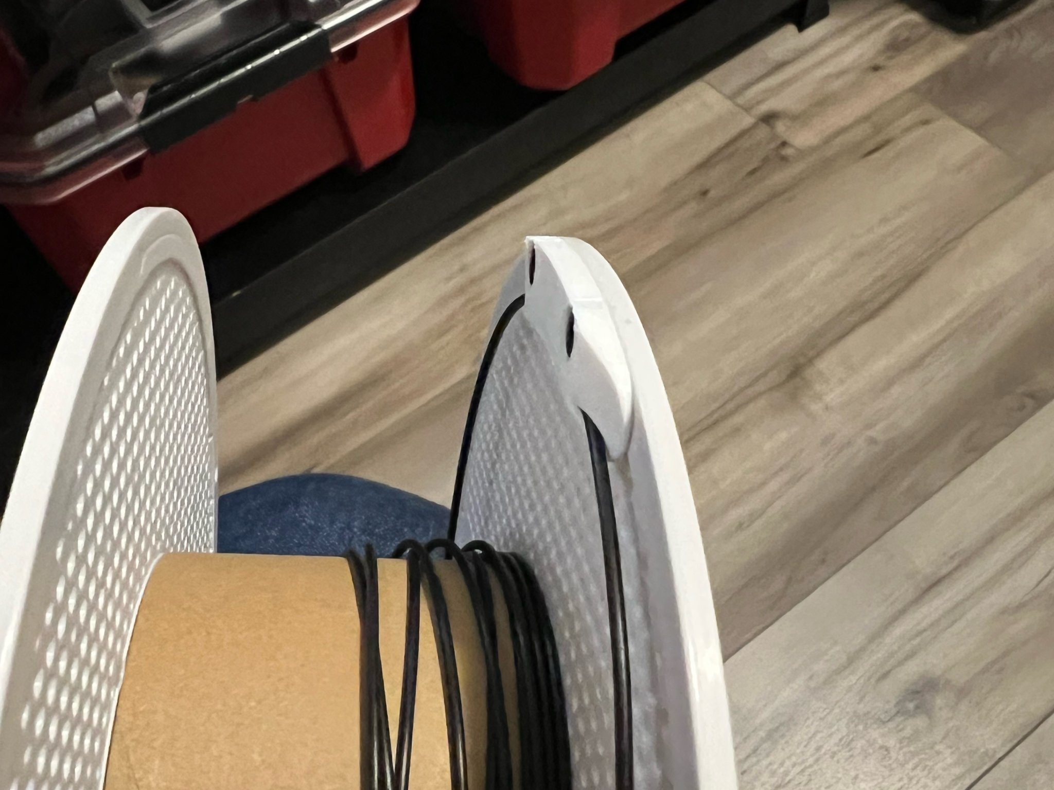 Kẹp cuộn filament Bambu Forever V2 với thiết kế cải tiến