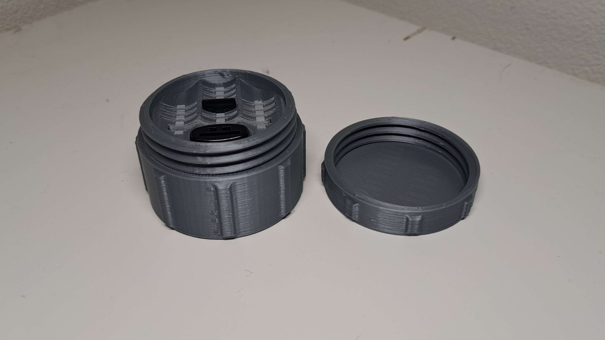 Hộp đựng thẻ nhớ micro SD và đầu đọc USB