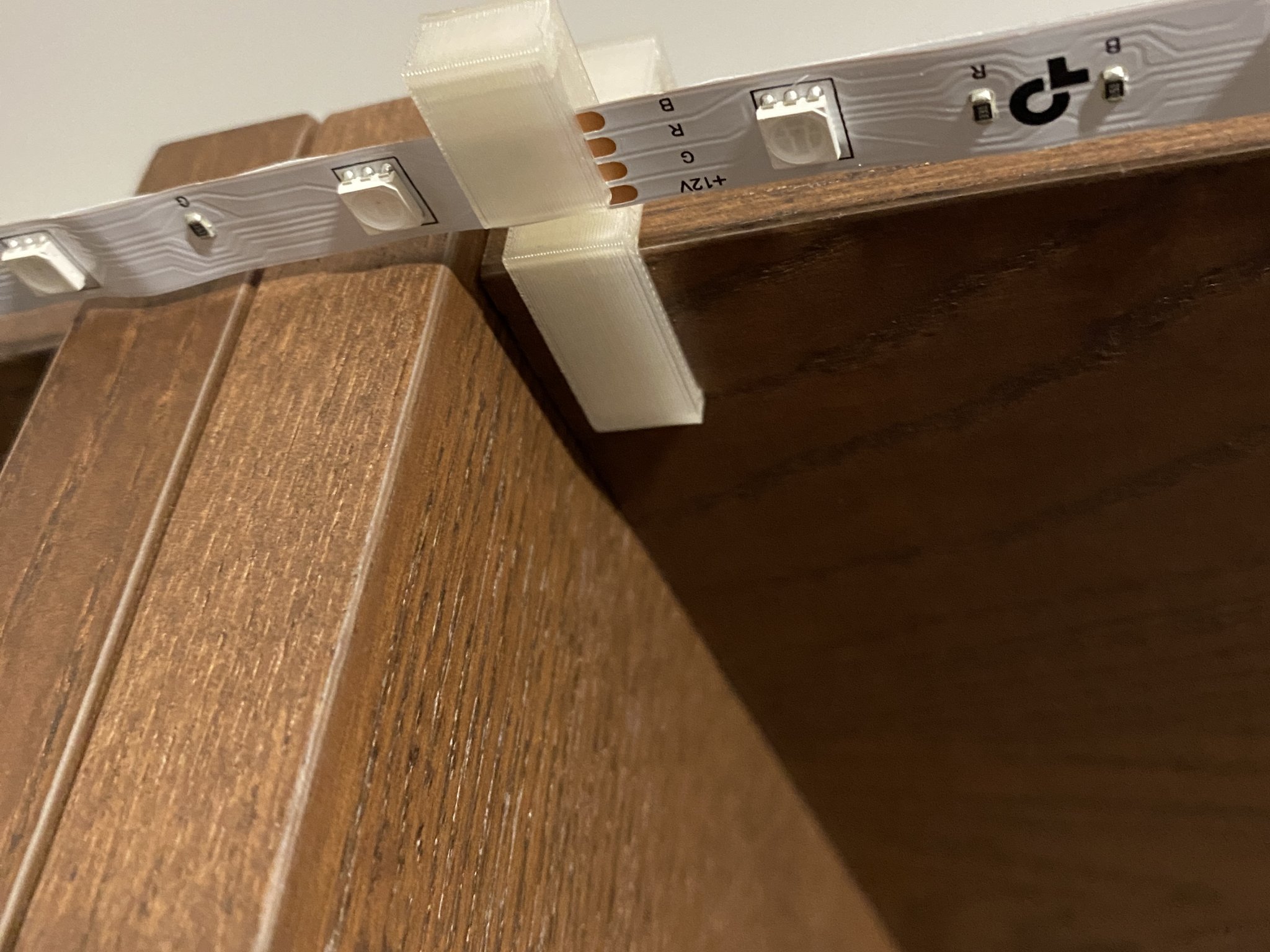 Giá đỡ đèn LED cho kệ sách IKEA Billy