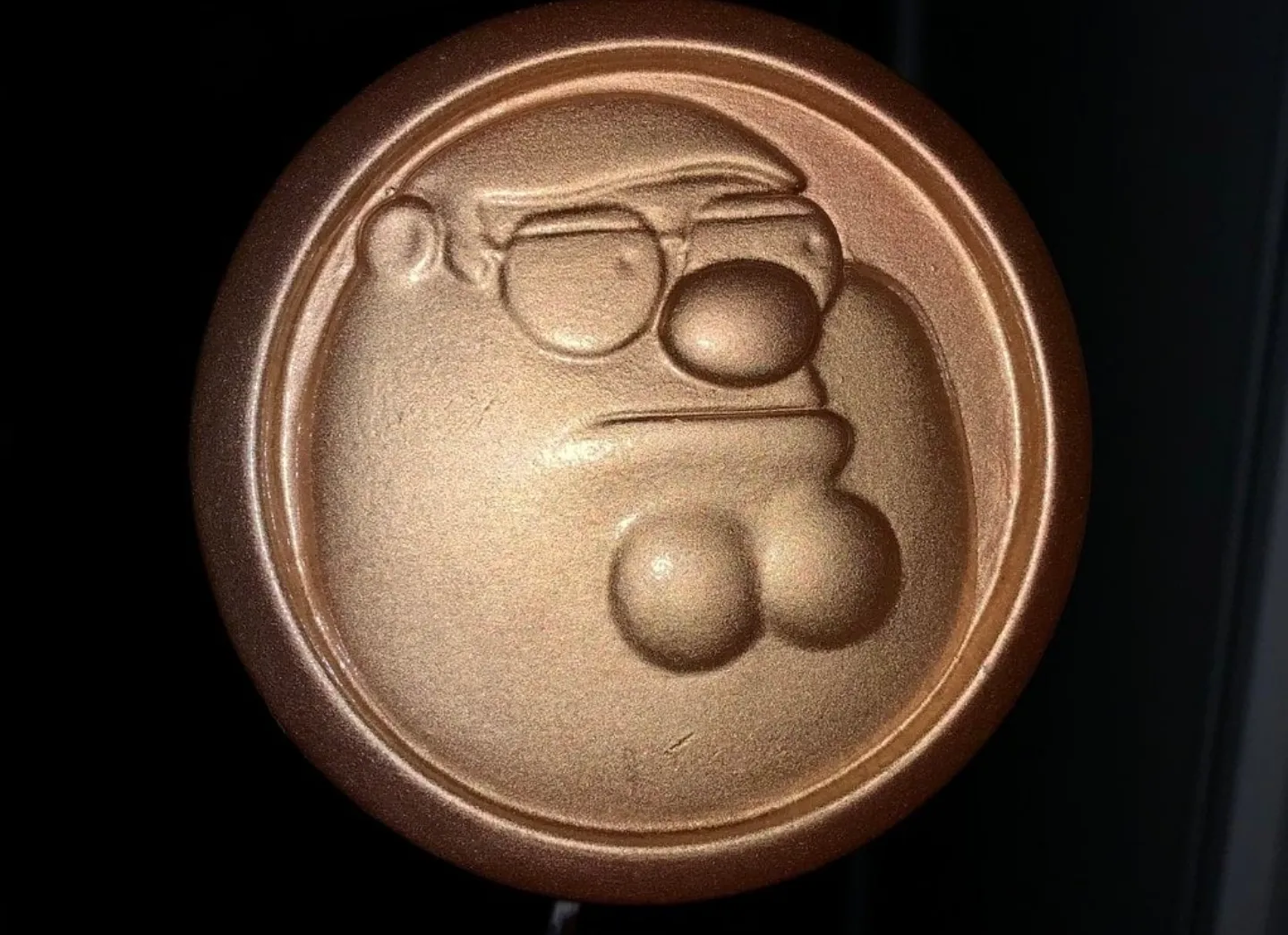 Huy chương Peter từ series Family Guy