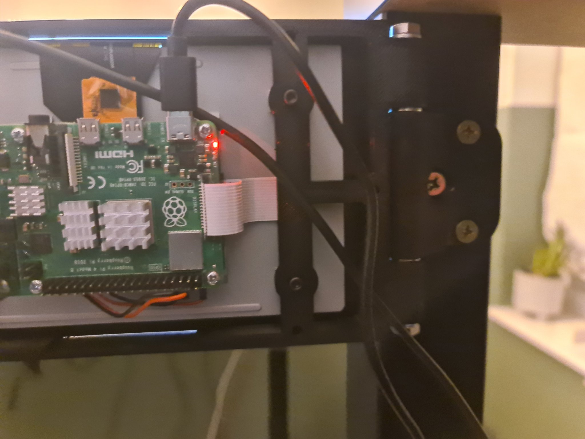 Giá đỡ màn hình cảm ứng 7 inch cho Raspberry Pi