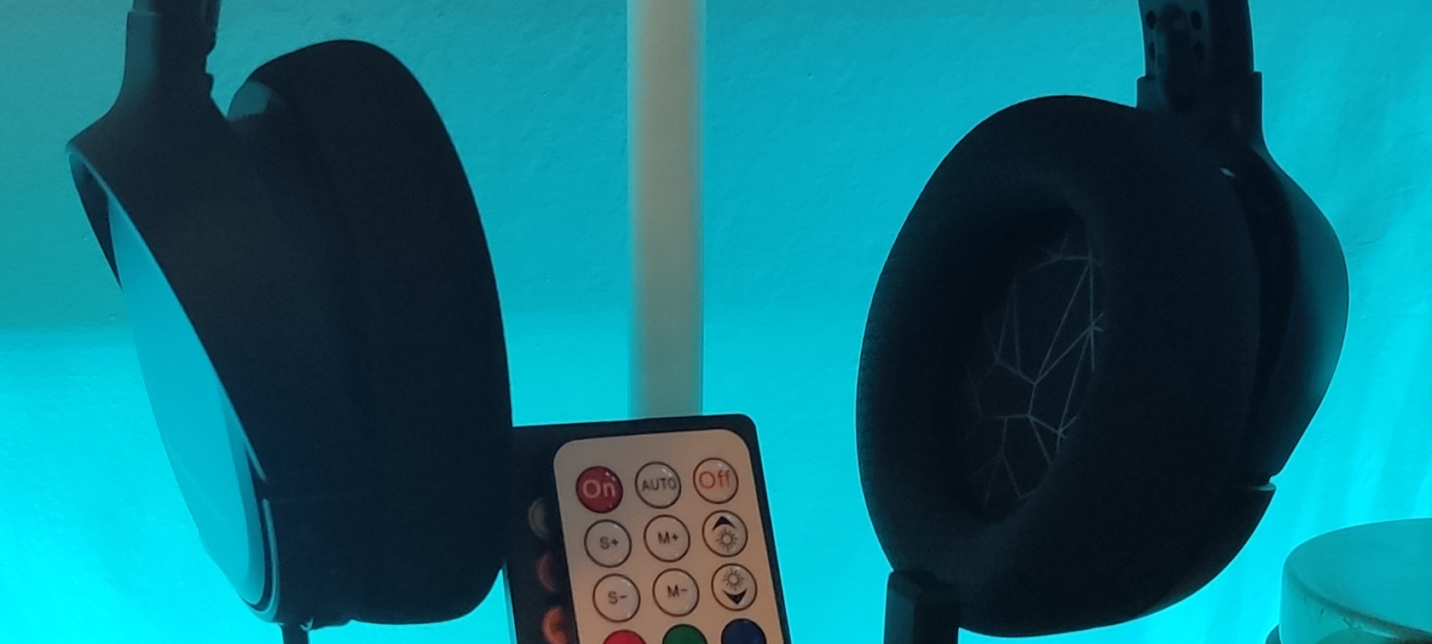 Giá đỡ tai nghe và tay cầm cho RGB, thẻ SD và ổ đĩa flash