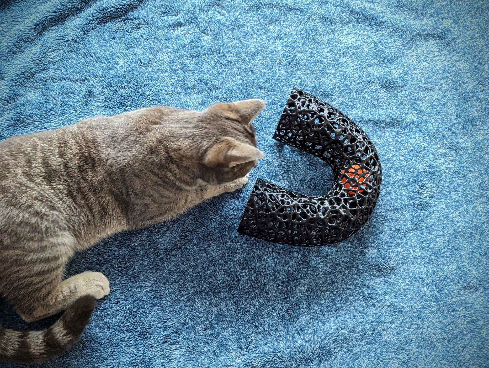 Đồ chơi ống tung hứng phong cách Voronoi