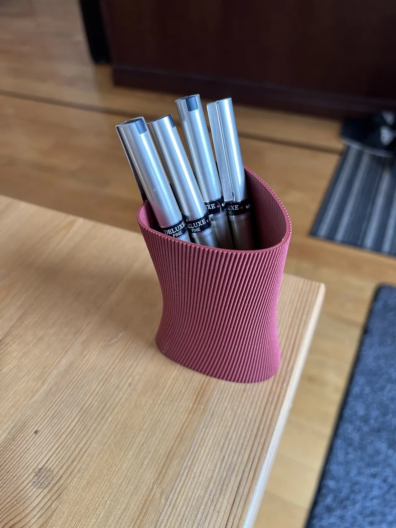 Giá đỡ bút chì hình tam giác uốn lượn Trist