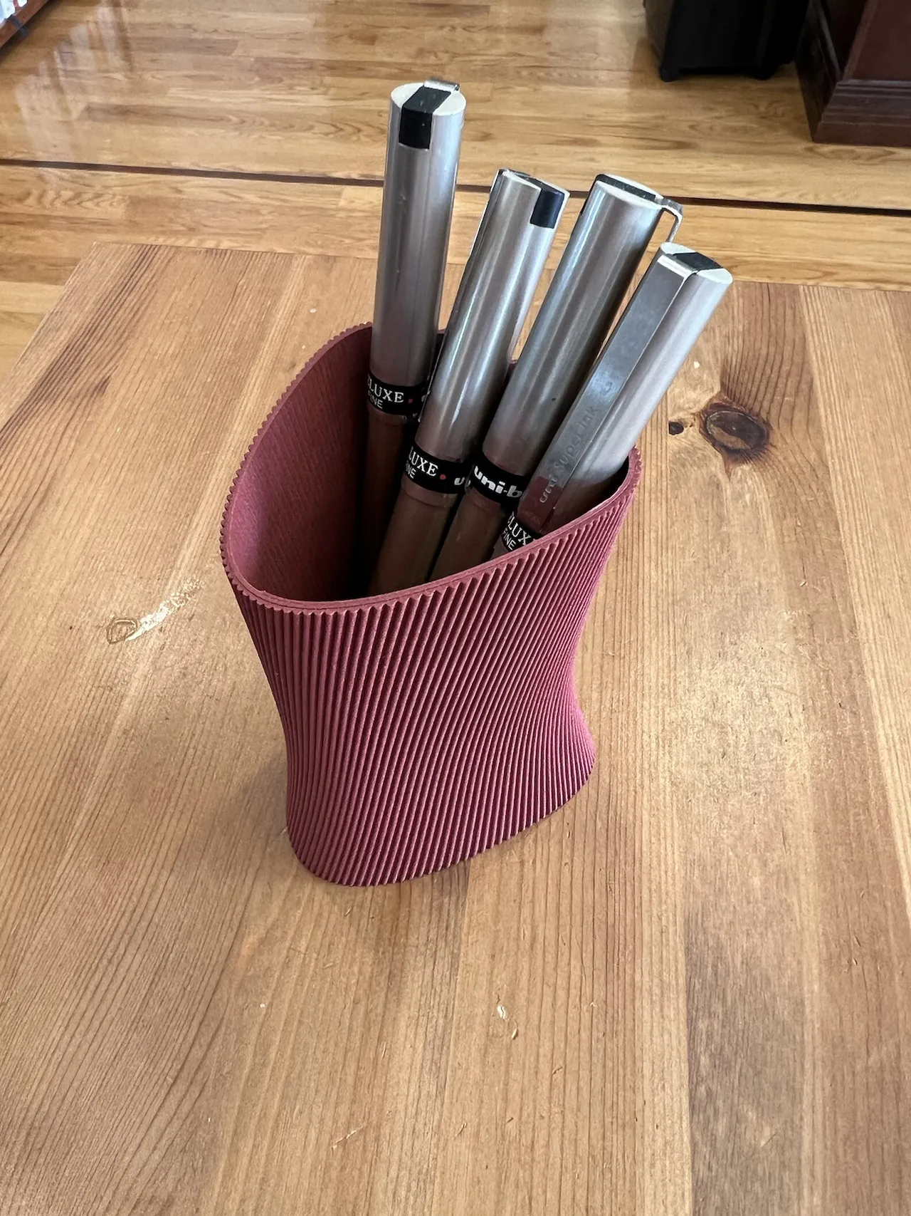 Giá đỡ bút chì hình tam giác uốn lượn Trist