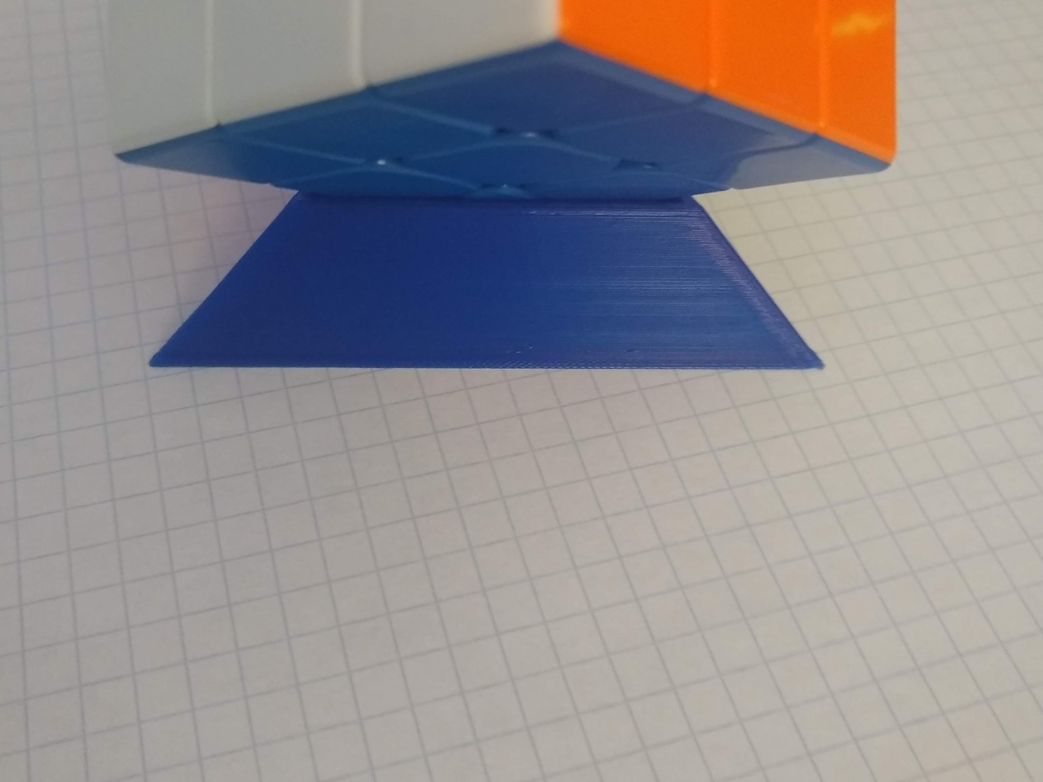 Giá đỡ hình tam giác cho các khối lập phương