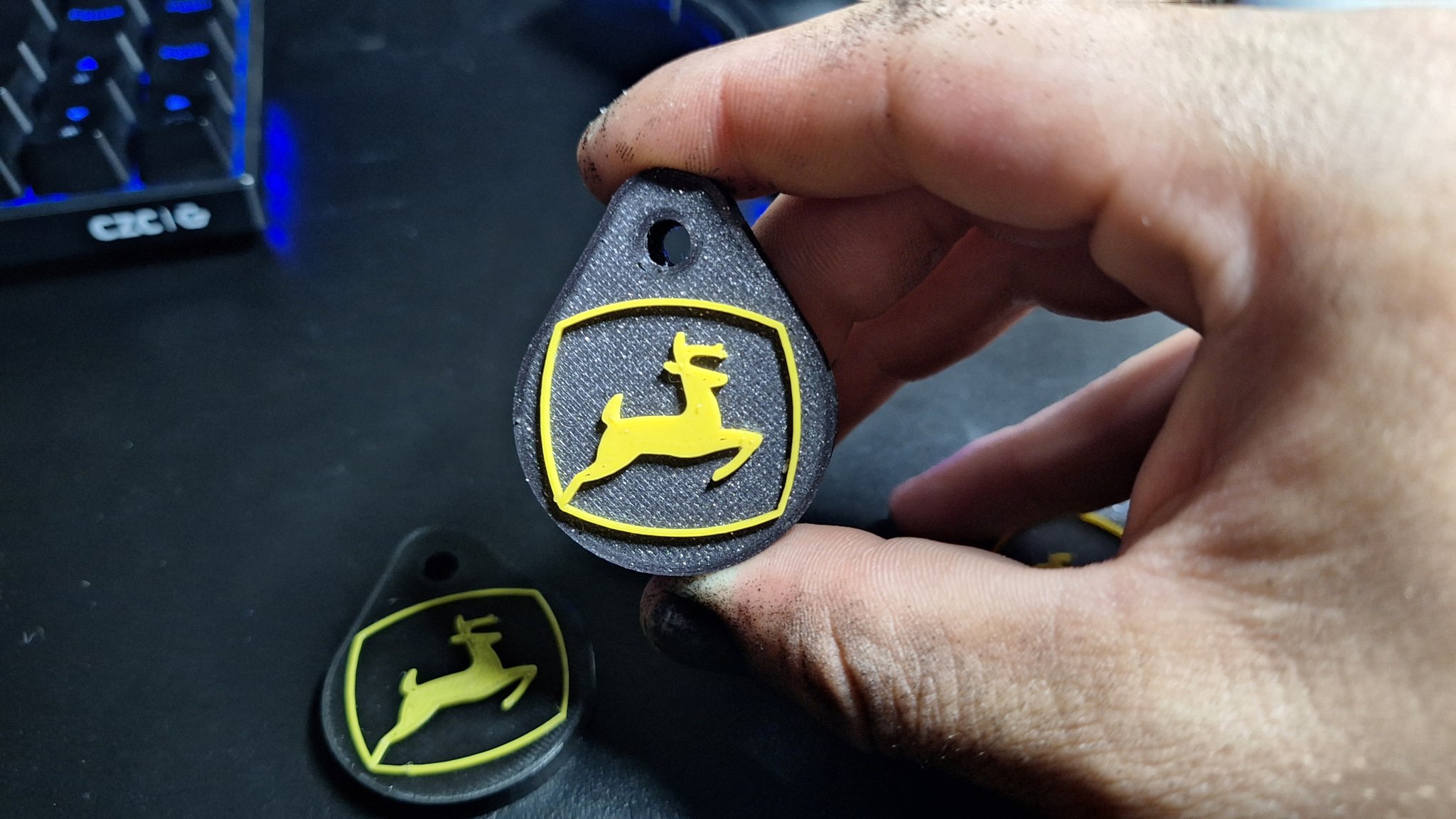 Nắp che John Deere với logo đặc trưng