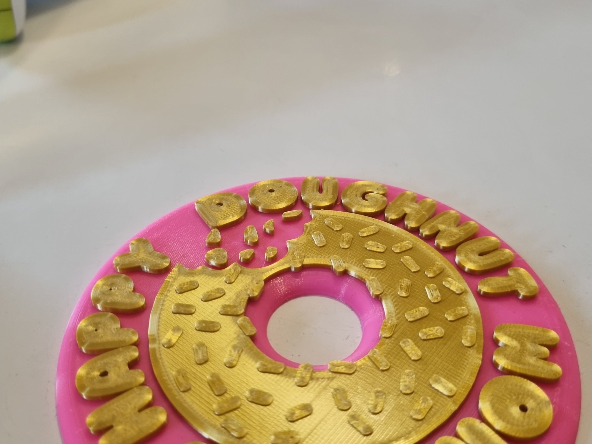 Đế ly hai màu cho người yêu bánh donut