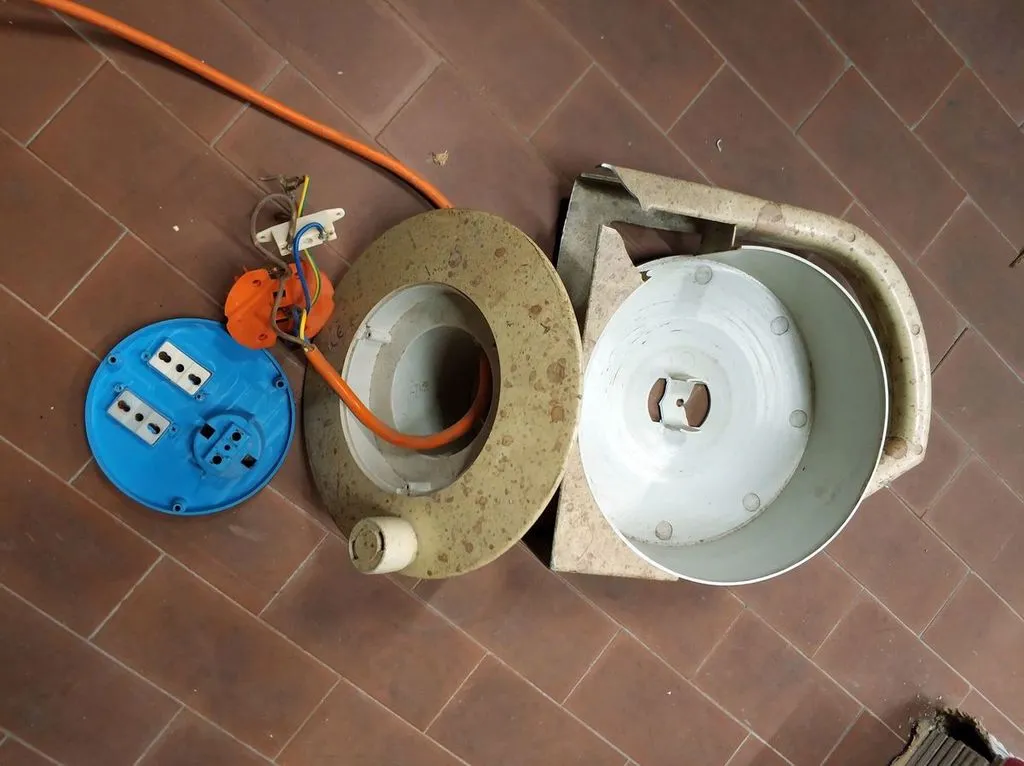 Giá đỡ cuộn dây điện tự cuốn từ ống nhựa