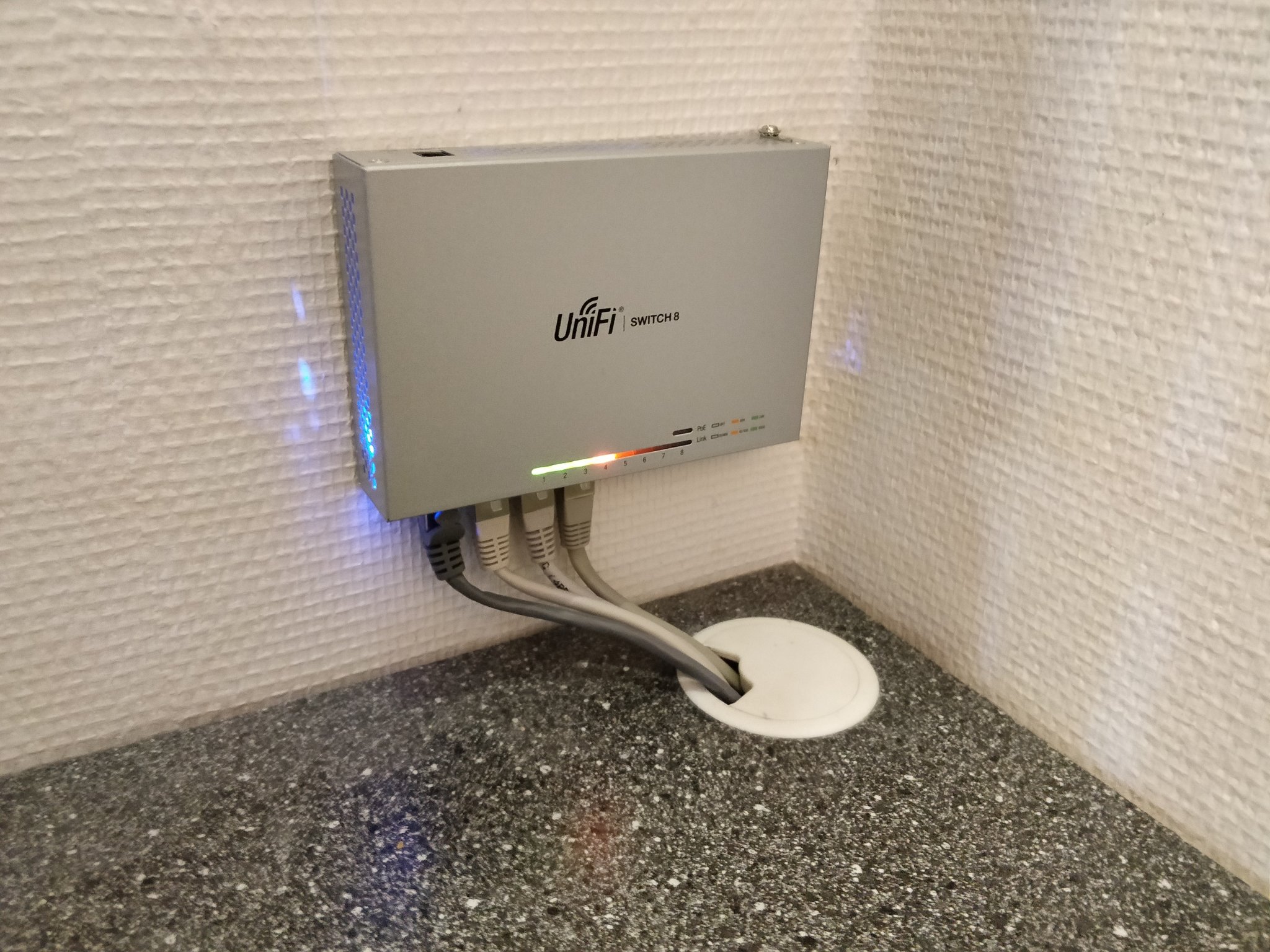 Hướng dẫn khoan lỗ lắp đặt UniFi Switch 8 trên tường