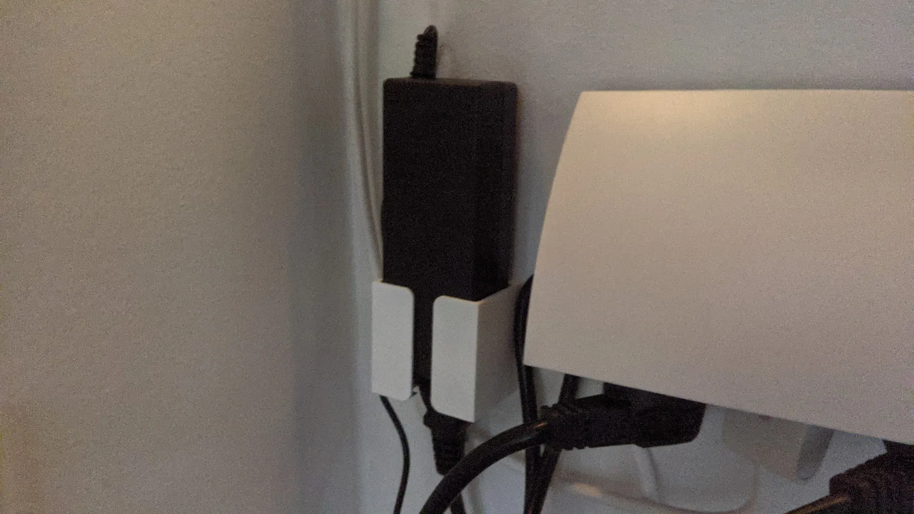 Giá đỡ gắn tường cho bộ nguồn điện năng tùy chỉnh