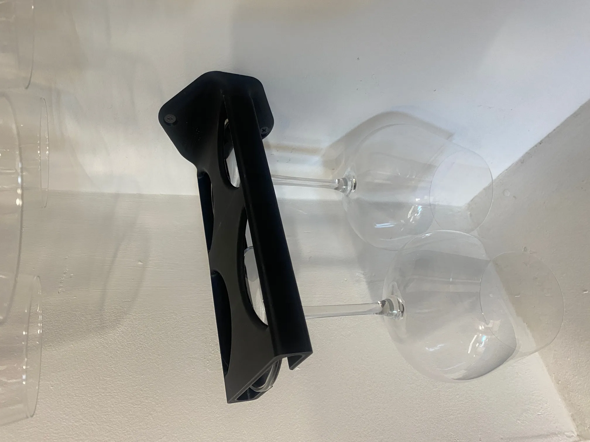 Giá treo ly rượu vang trên tường