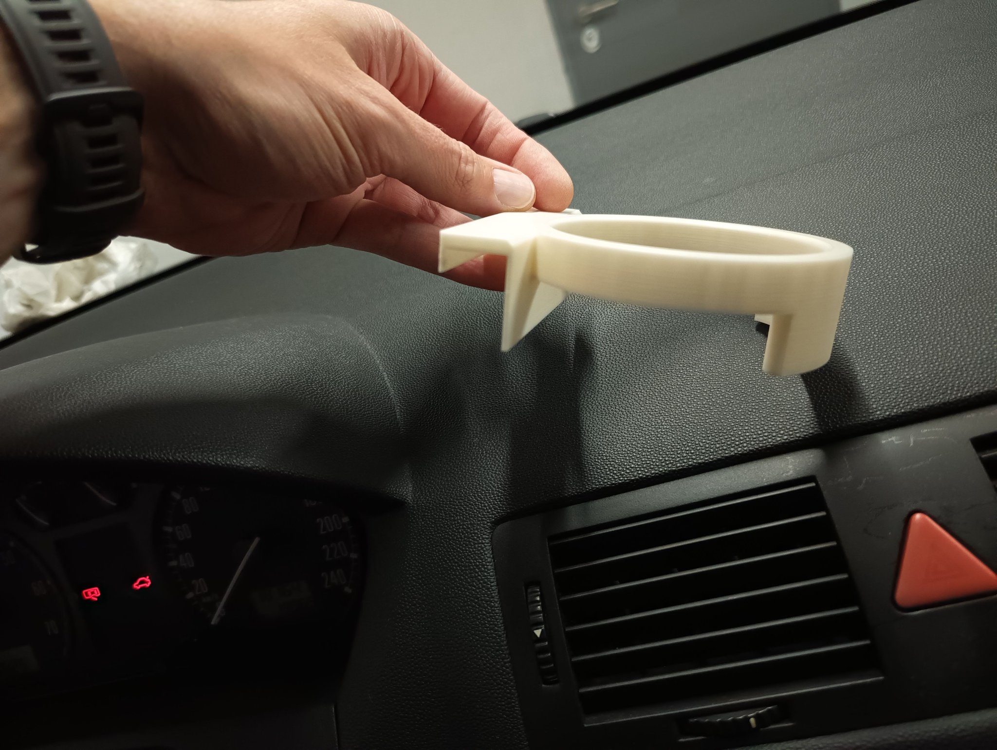 Giá đỡ chai nước trung tâm Skoda Fabia