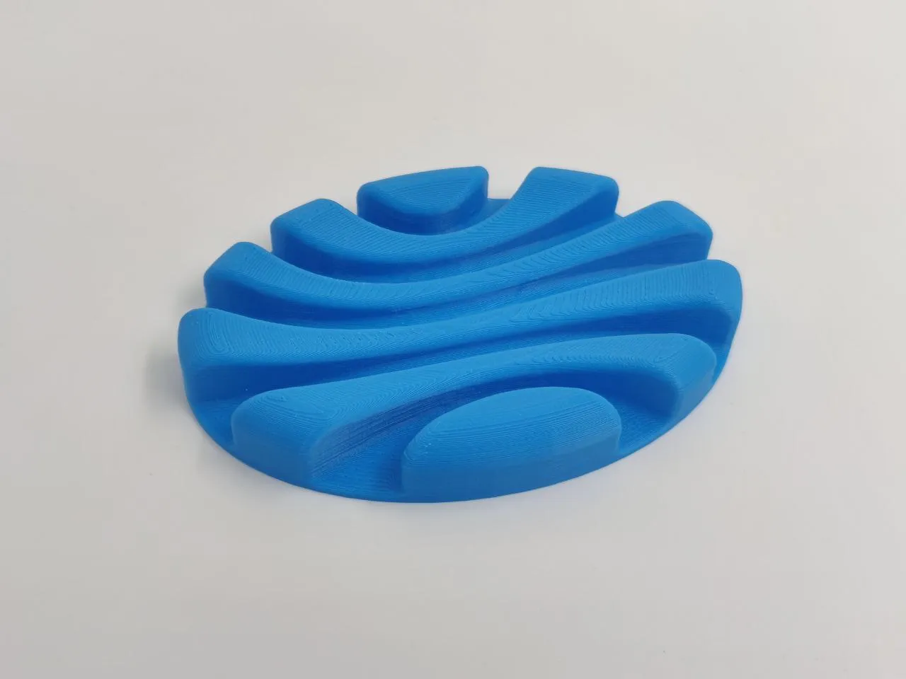 Đĩa xà phòng oval với thiết kế sóng trừu tượng