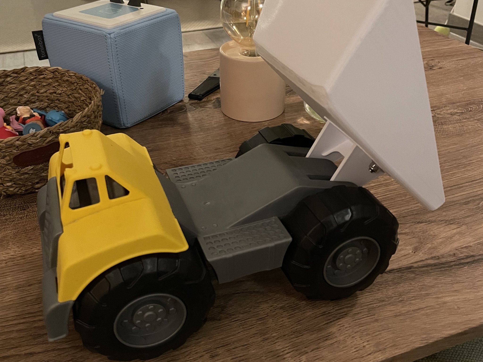 Giường và bản lề xe tải đồ chơi sửa chữa