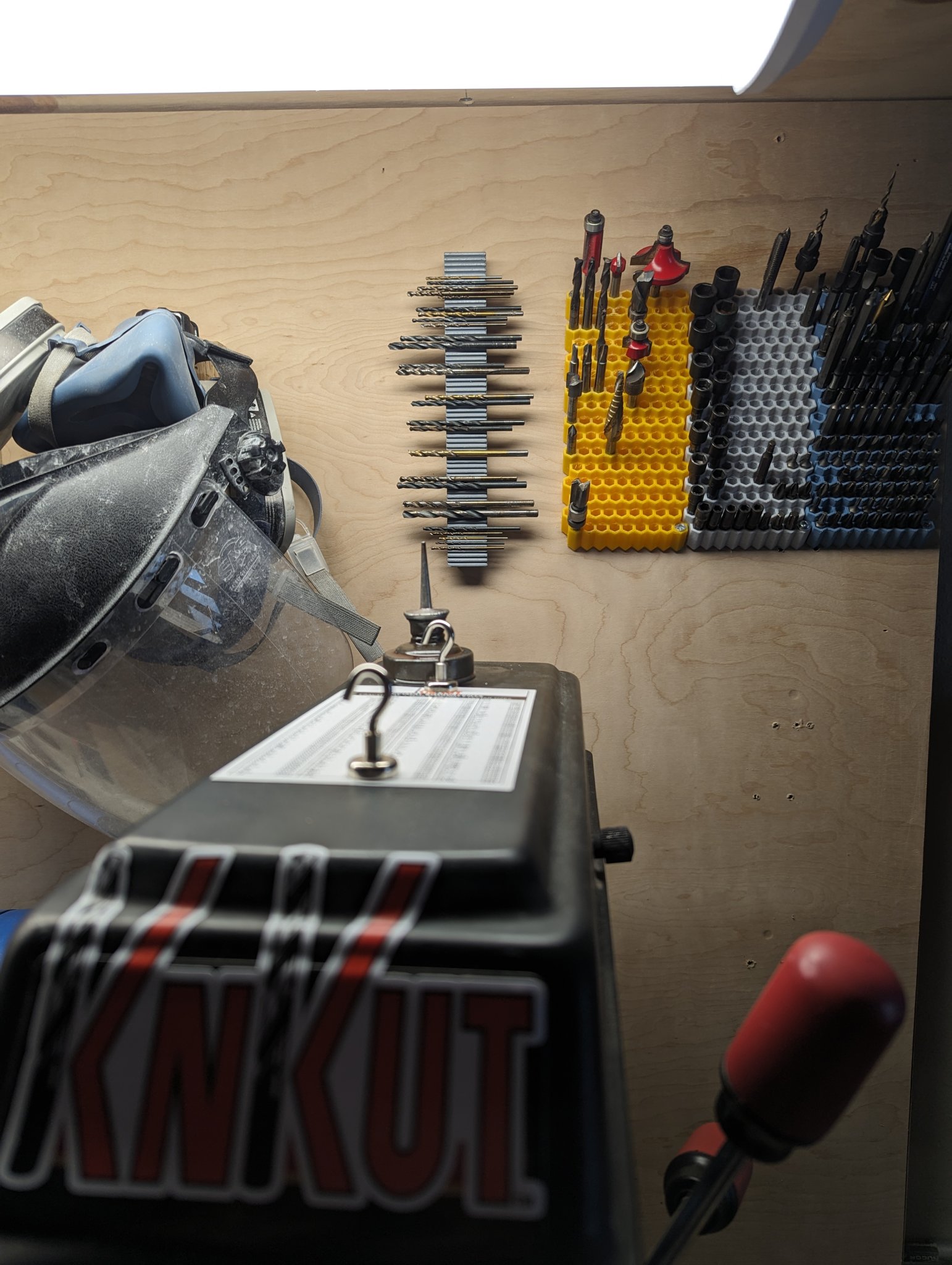 Giá đỡ bit vít hình tổ ong cho bề mặt thẳng đứng