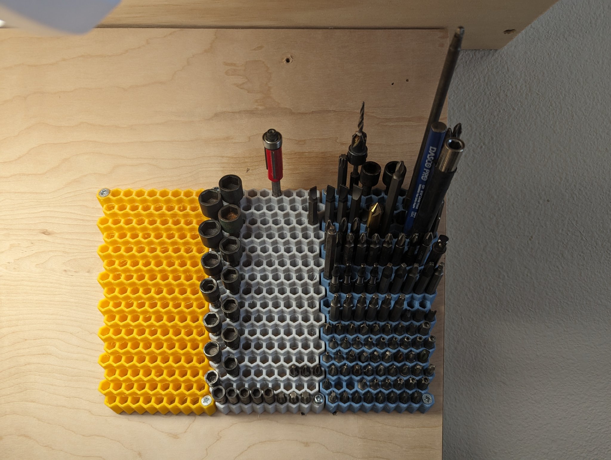 Giá đỡ bit vít hình tổ ong cho bề mặt thẳng đứng