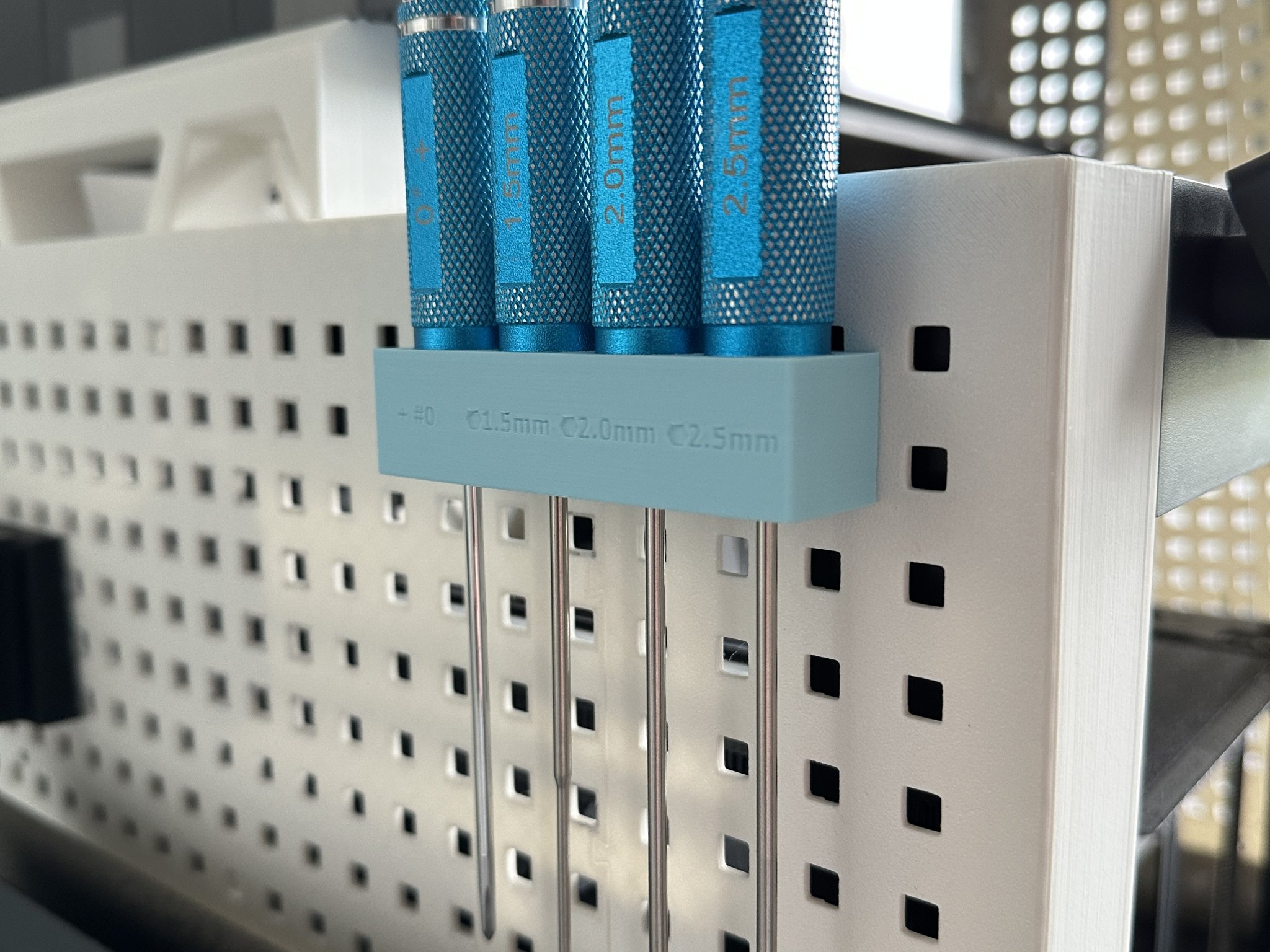 Giá đỡ tua vít Bambu P1P cho bảng ghim BambuLab