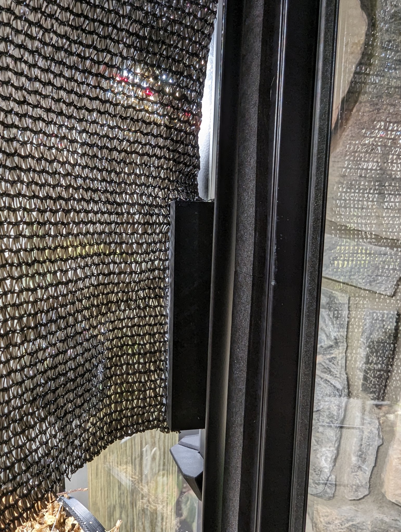 Giá đỡ vải che nắng gắn từ tính cho tủ kính Ikea