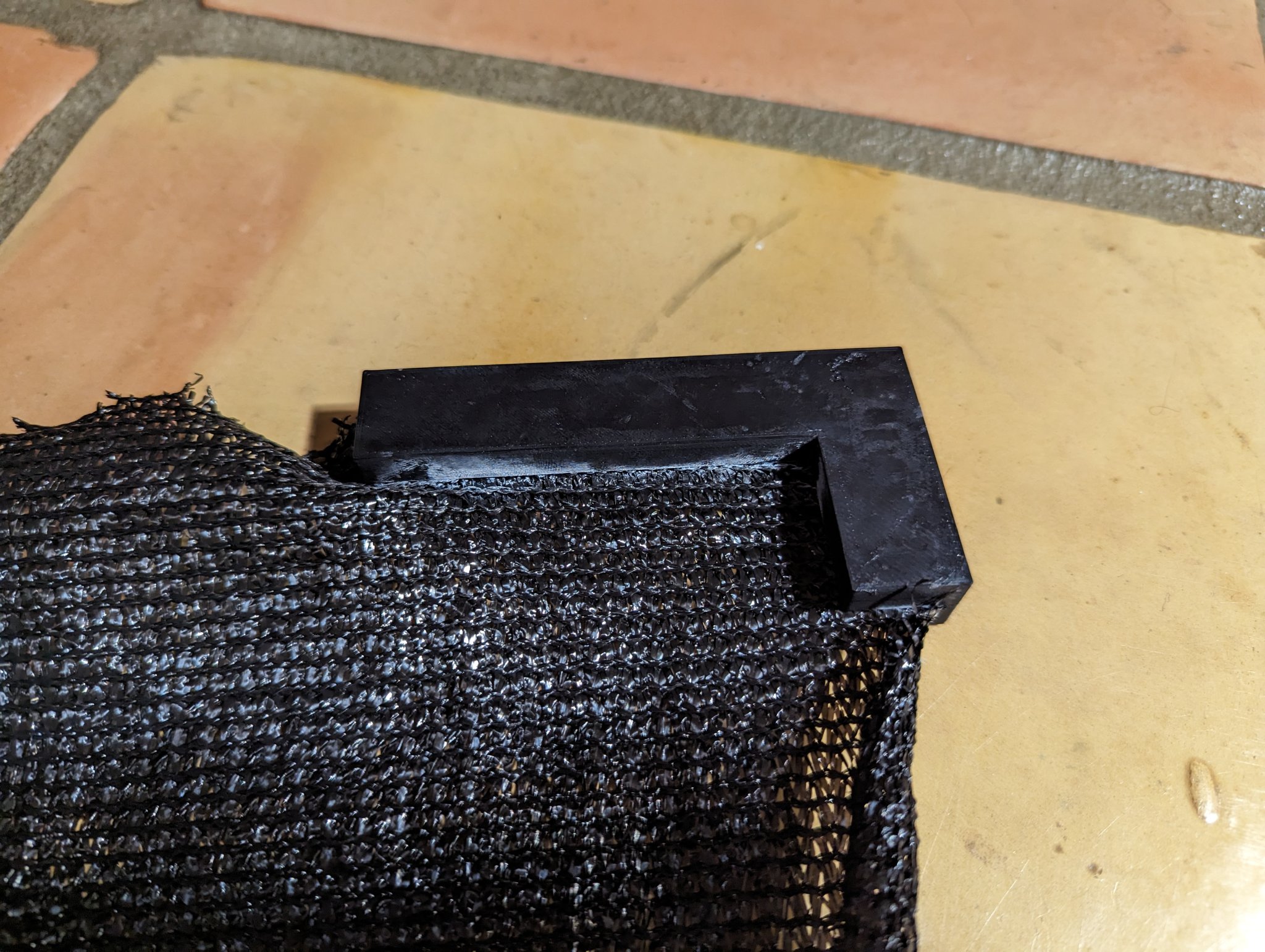 Giá đỡ vải che nắng gắn từ tính cho tủ kính Ikea