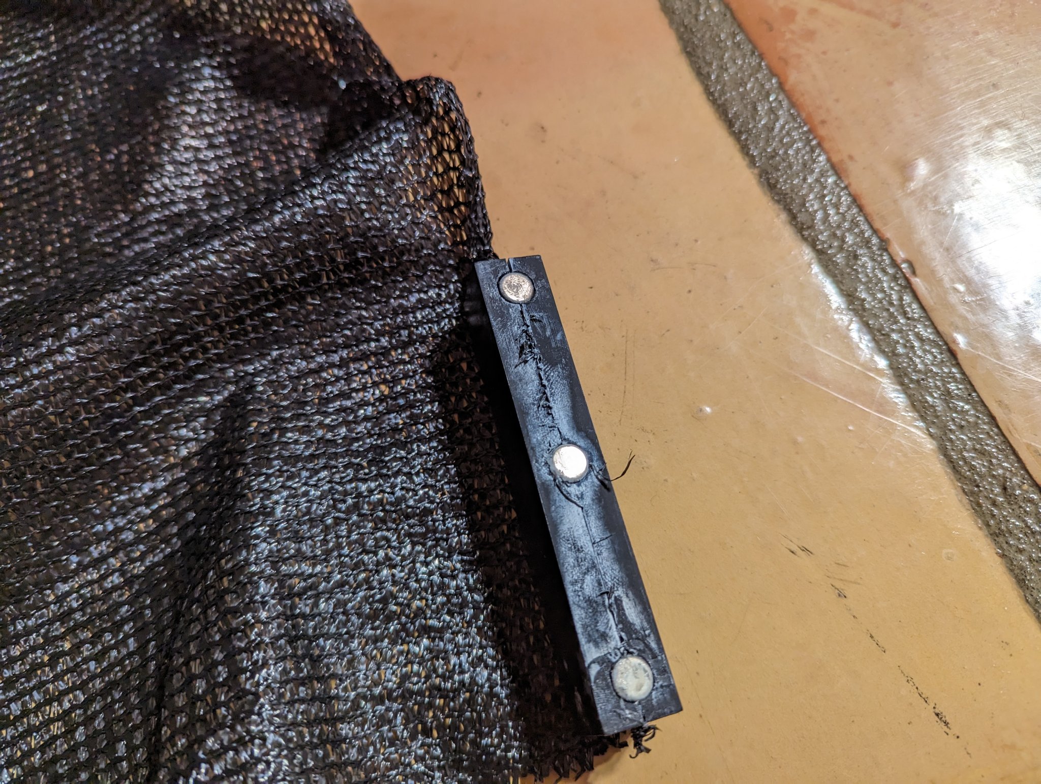 Giá đỡ vải che nắng gắn từ tính cho tủ kính Ikea