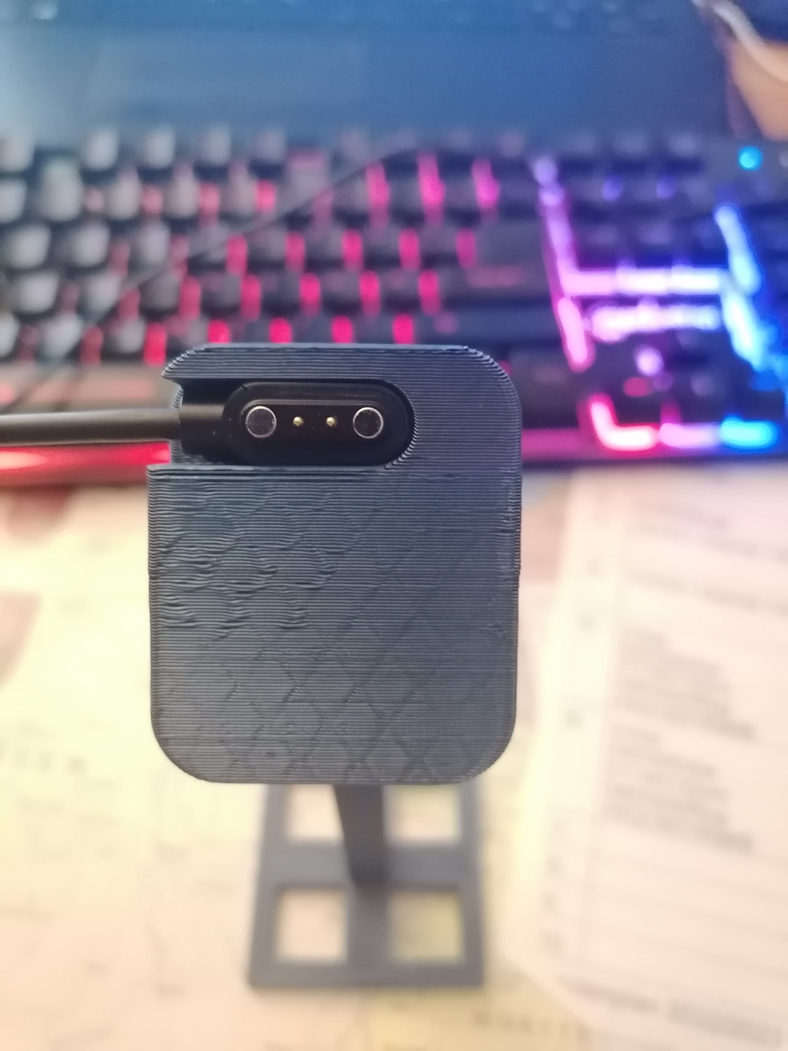 Giá đỡ đồng hồ thông minh với khay giữ cáp sạc