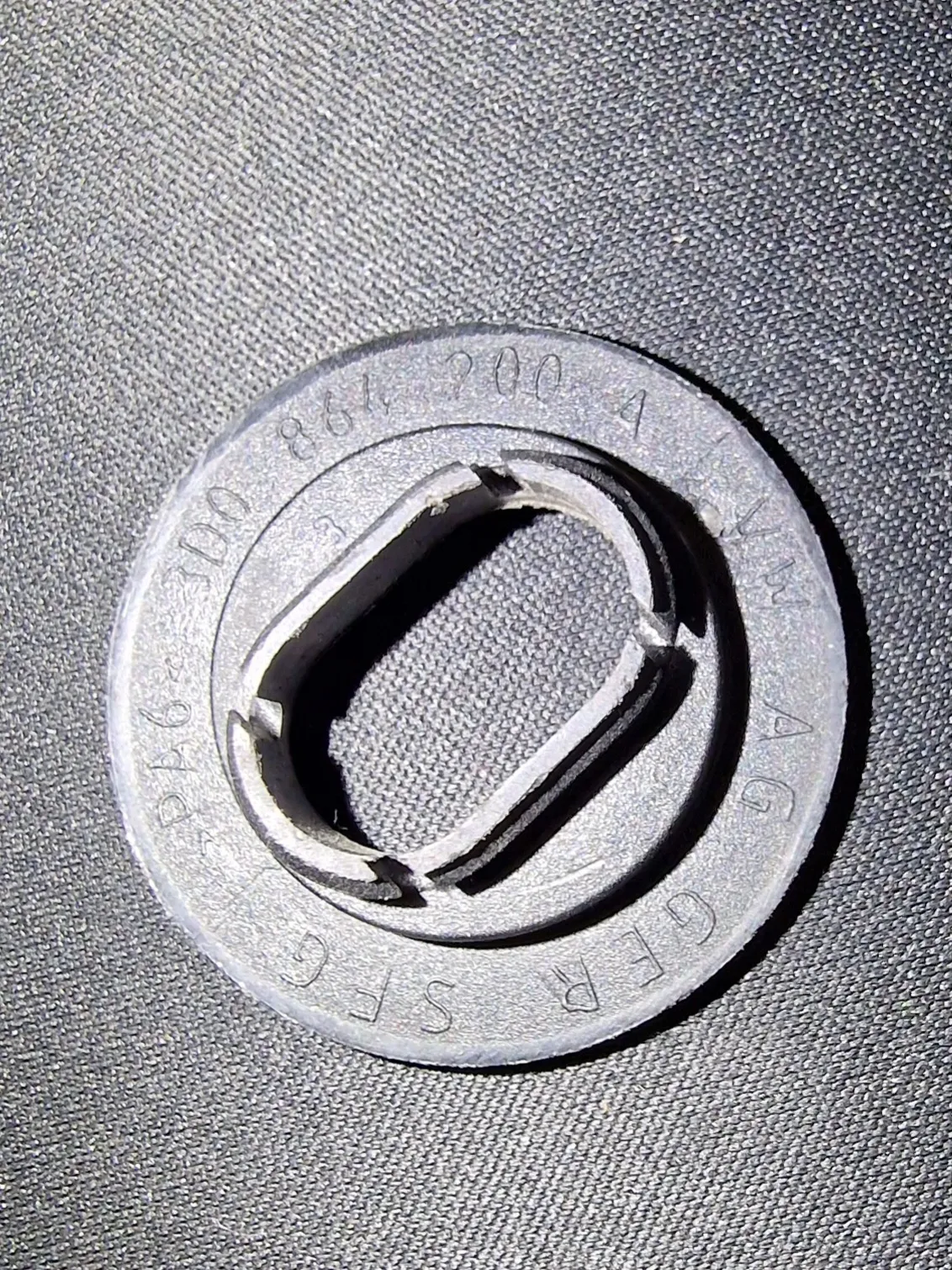 Giá đỡ thảm cho xe Golf 4 và các dòng xe VAG khác