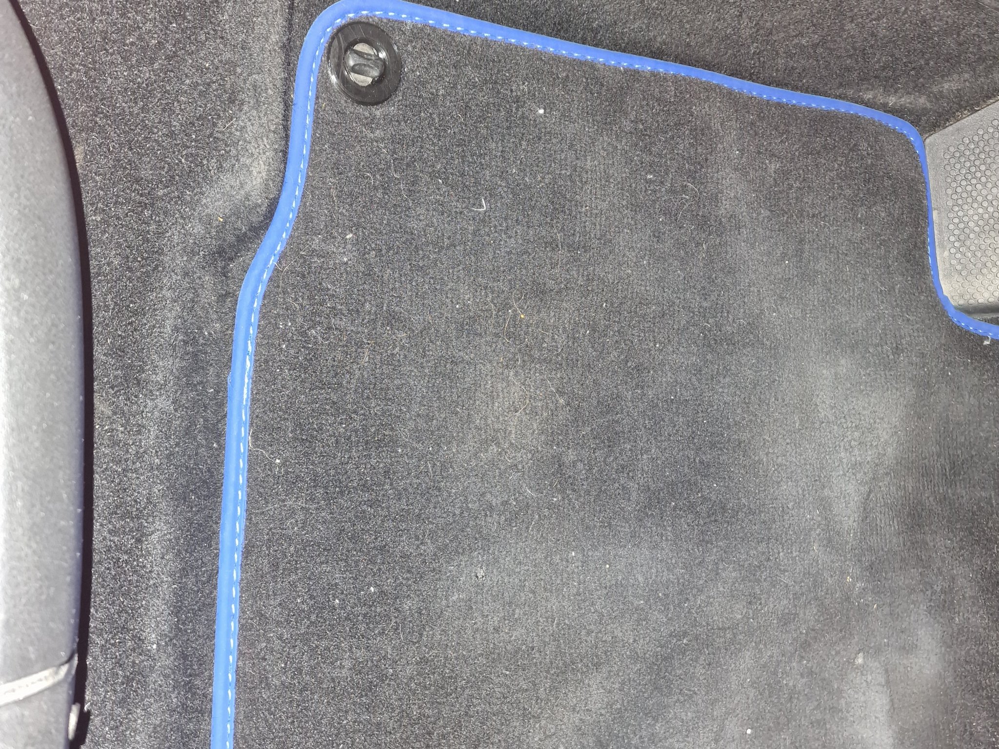 Giá đỡ thảm cho xe Golf 4 và các dòng xe VAG khác