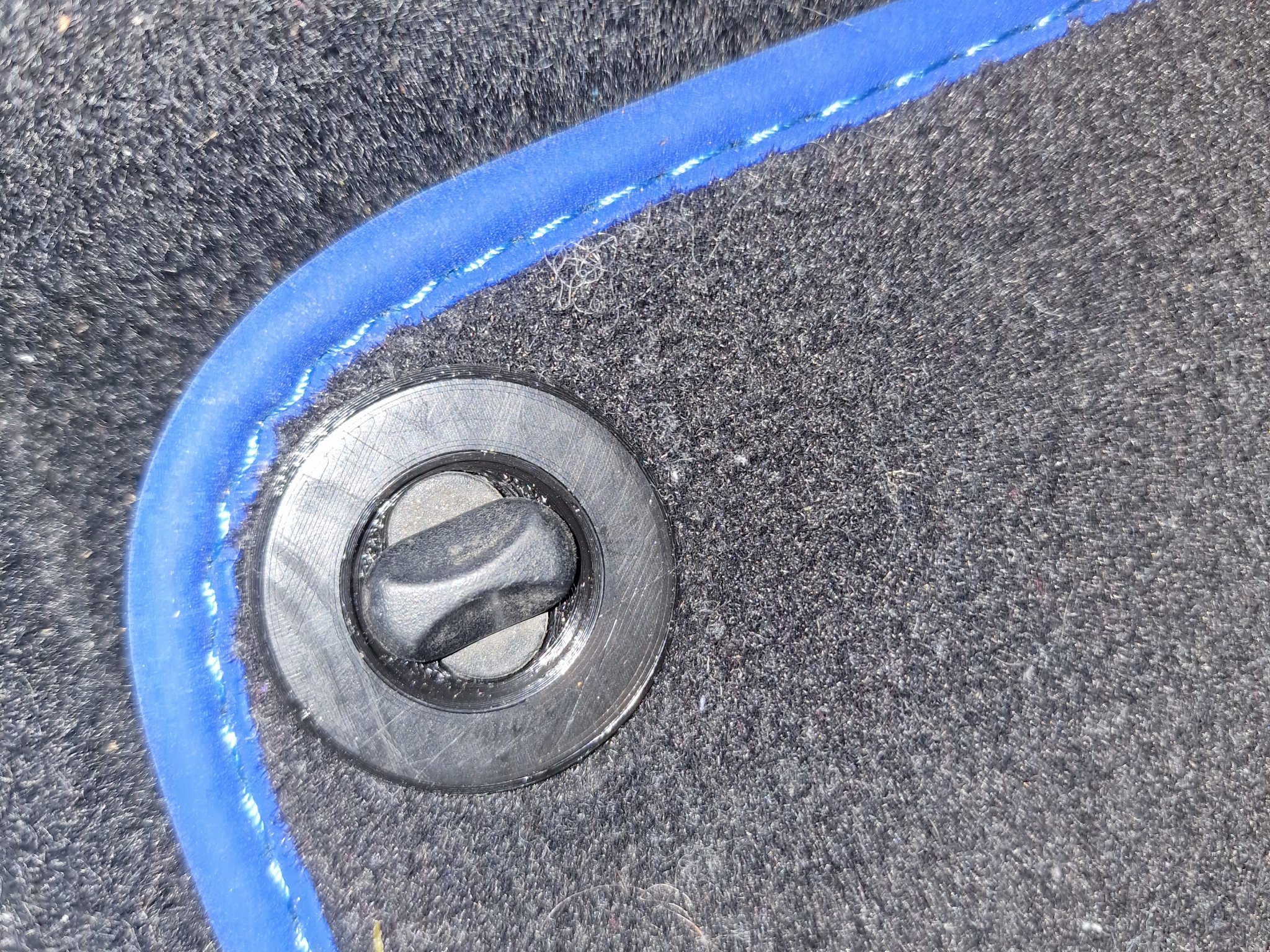 Giá đỡ thảm cho xe Golf 4 và các dòng xe VAG khác