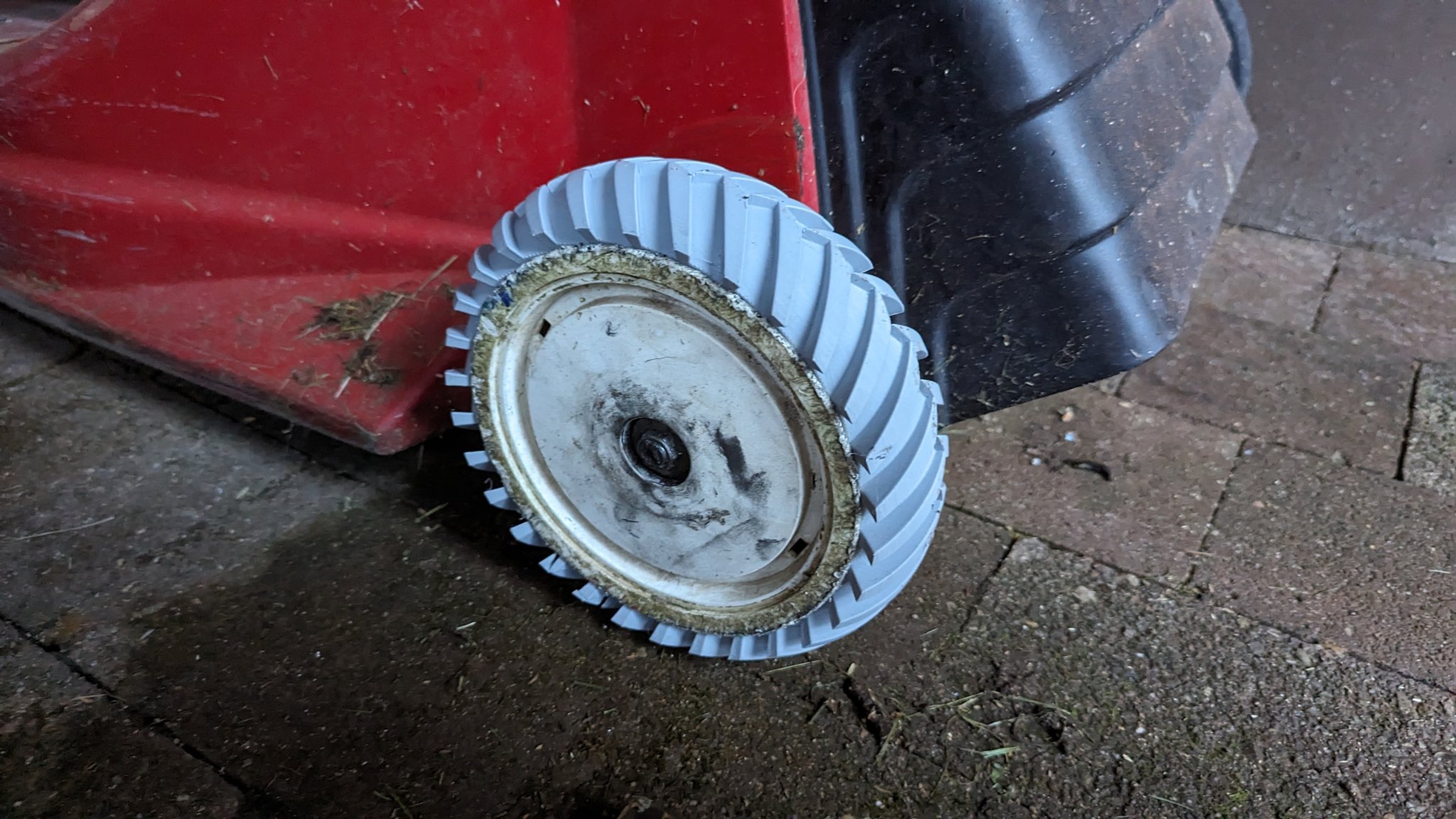 Thay thế bánh xe cho máy cắt cỏ Toro