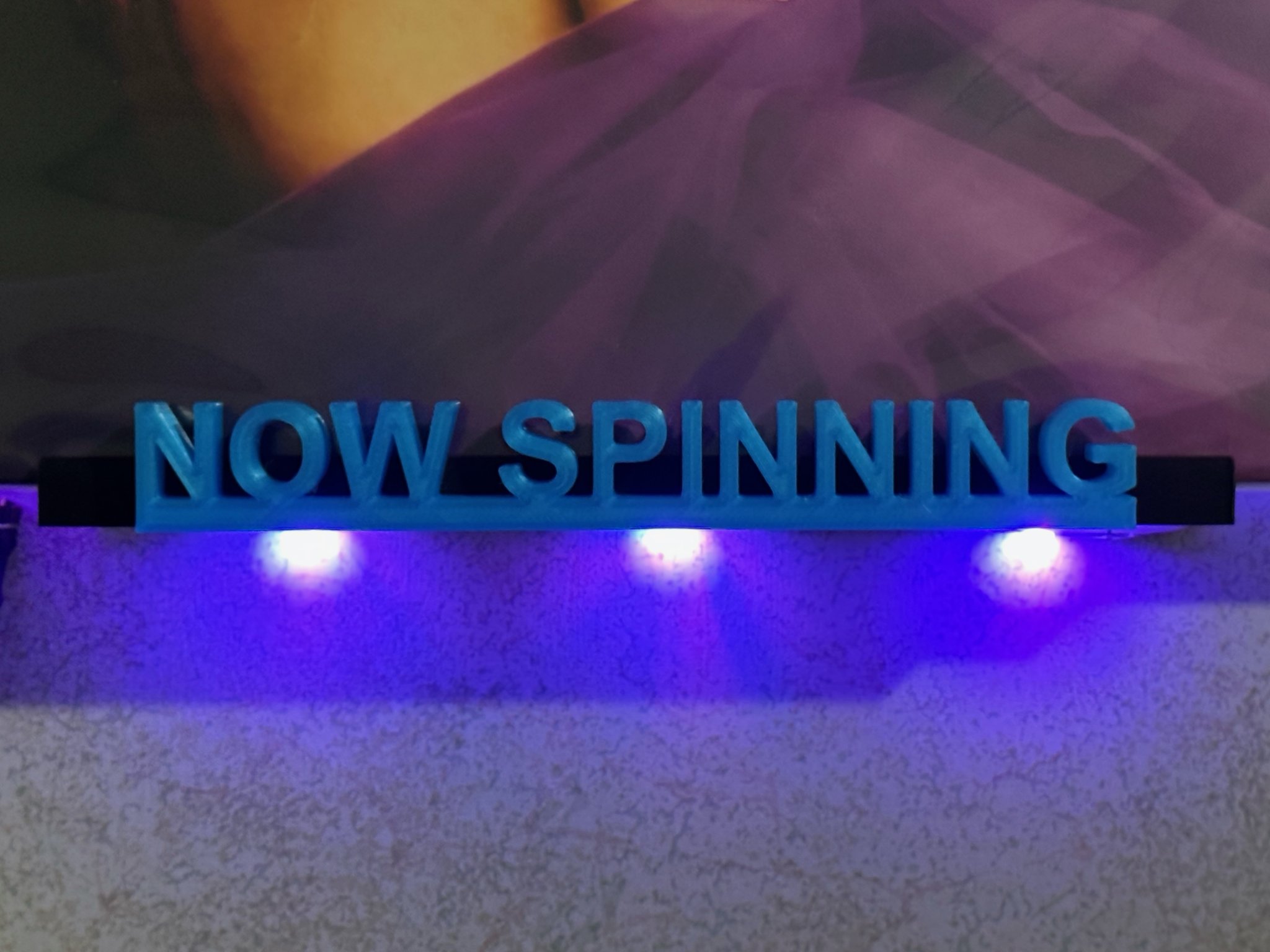 Giá đỡ đĩa vinyl treo tường không sử dụng vít với chữ cái...