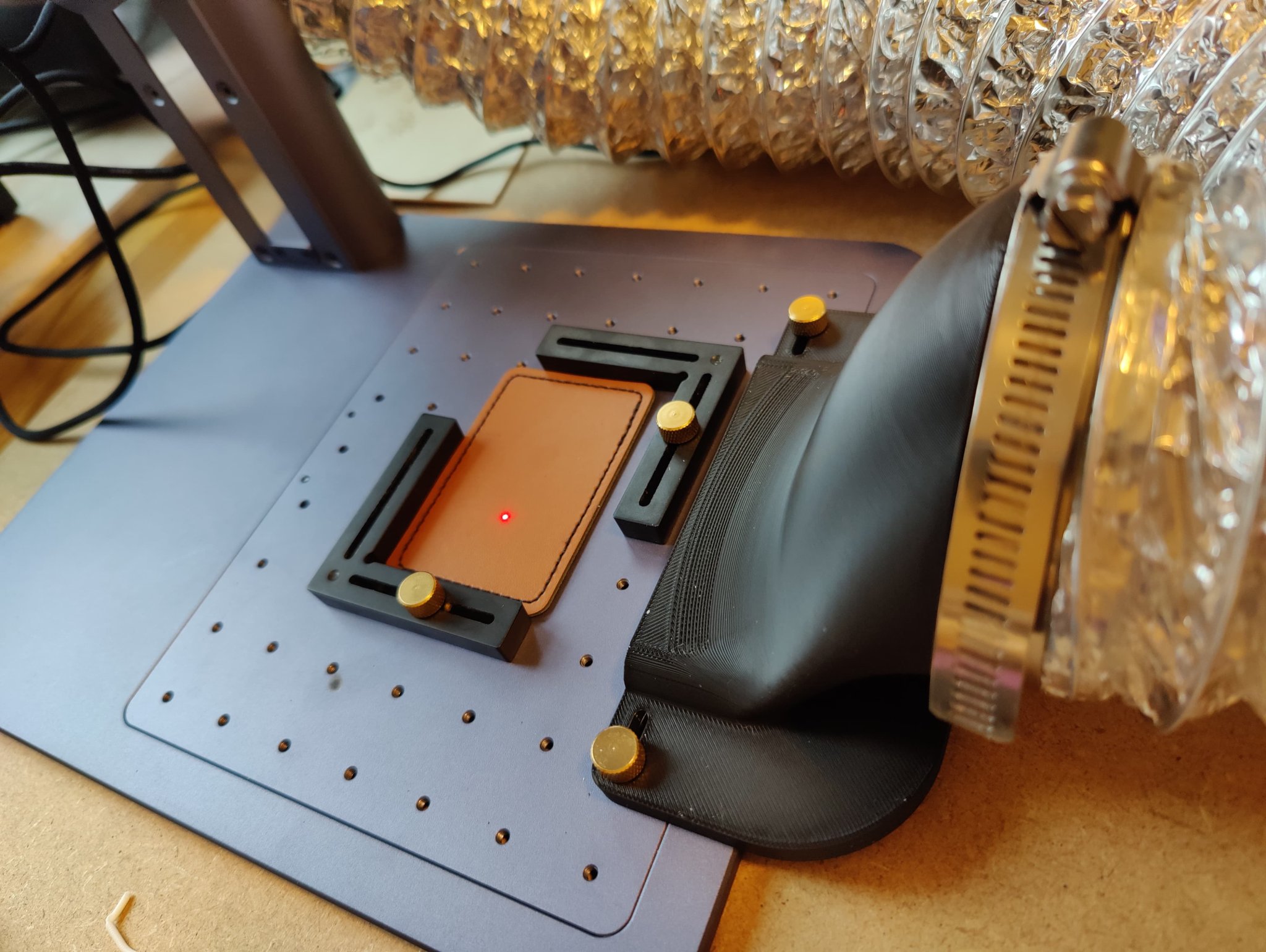 Giá đỡ ống xả phẳng LaserPecker 4 với lỗ vít