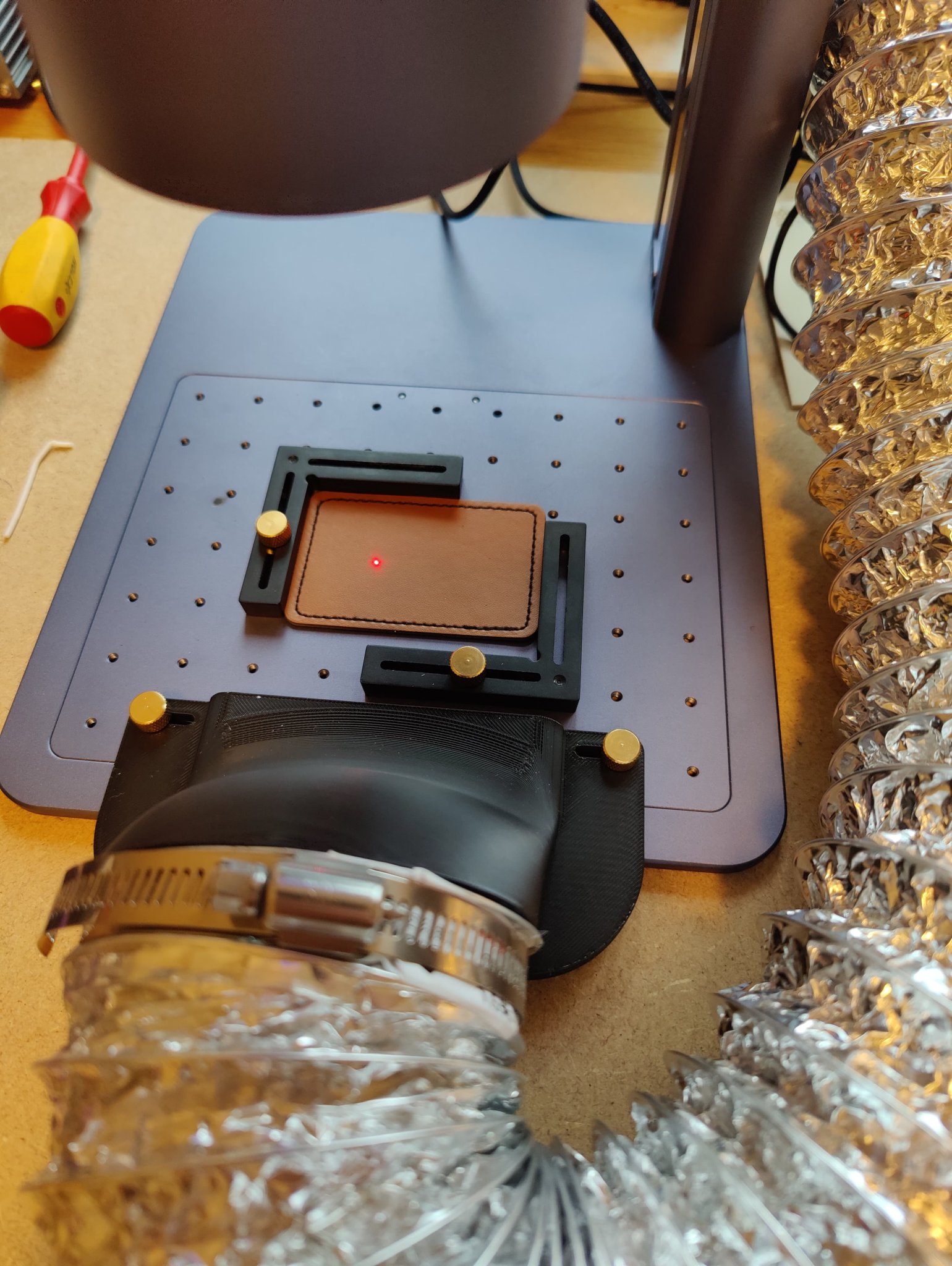 Giá đỡ ống xả phẳng LaserPecker 4 với lỗ vít