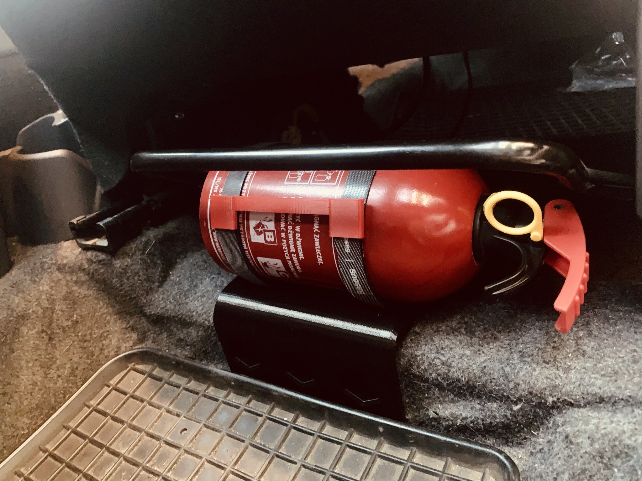 Giá đỡ bình chữa cháy cho xe hơi dưới ghế lái