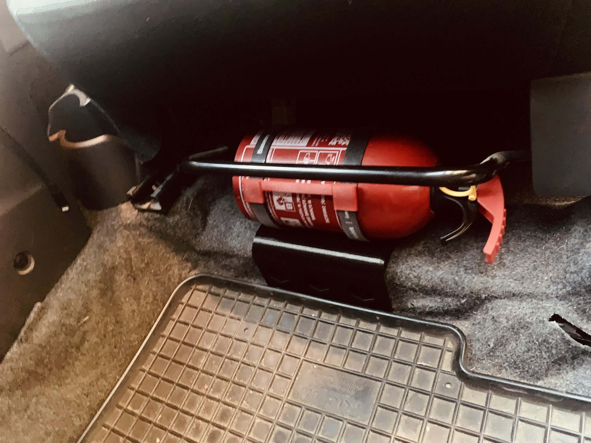 Giá đỡ bình chữa cháy cho xe hơi dưới ghế lái