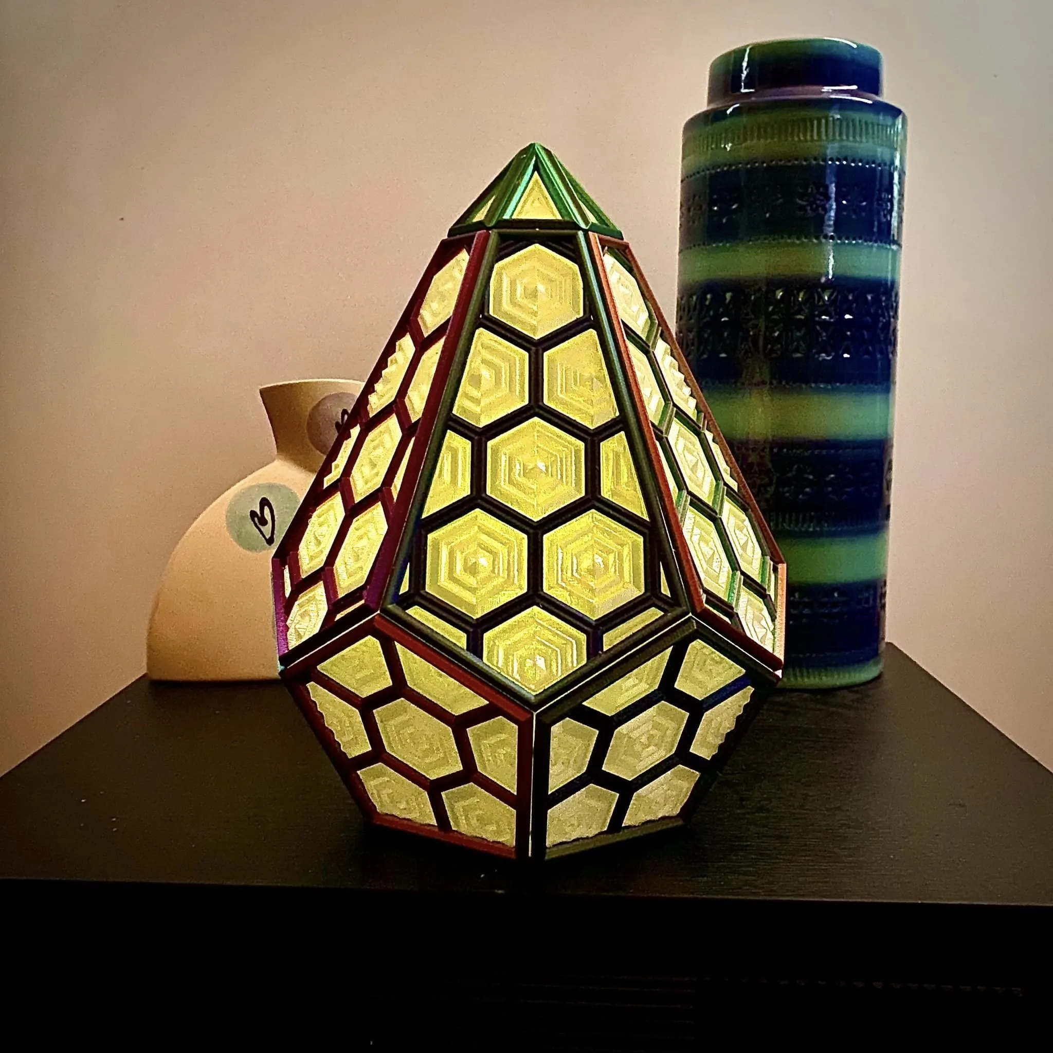 Đèn trang trí hình lục giác cho không gian sống