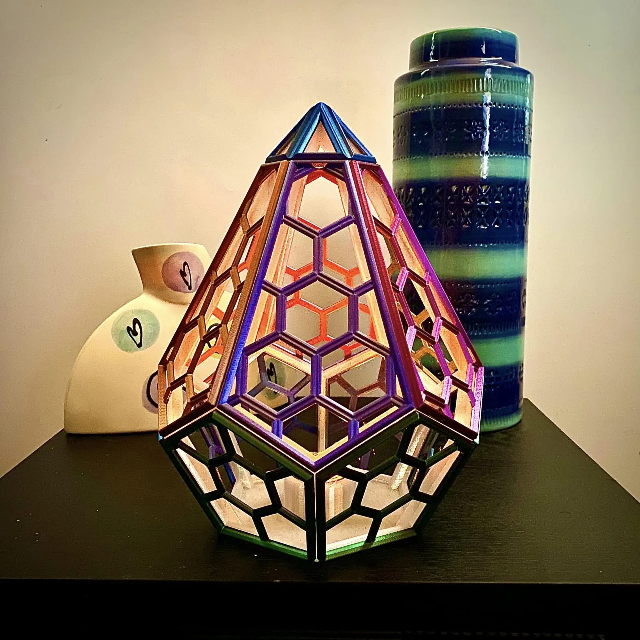 Đèn trang trí hình lục giác cho không gian sống