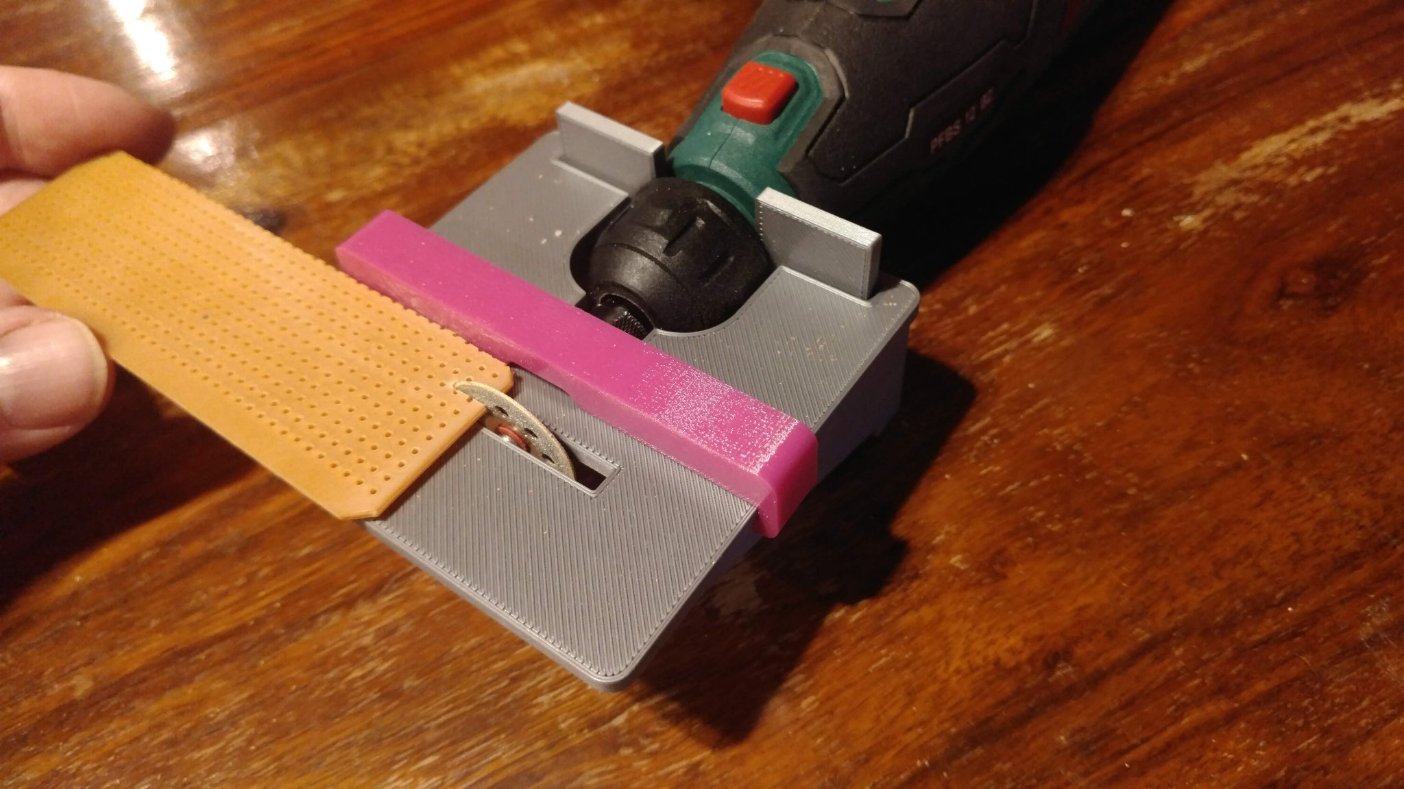 Cưa bàn Parkside PFBS 12 điều chỉnh chiều cao đơn giản