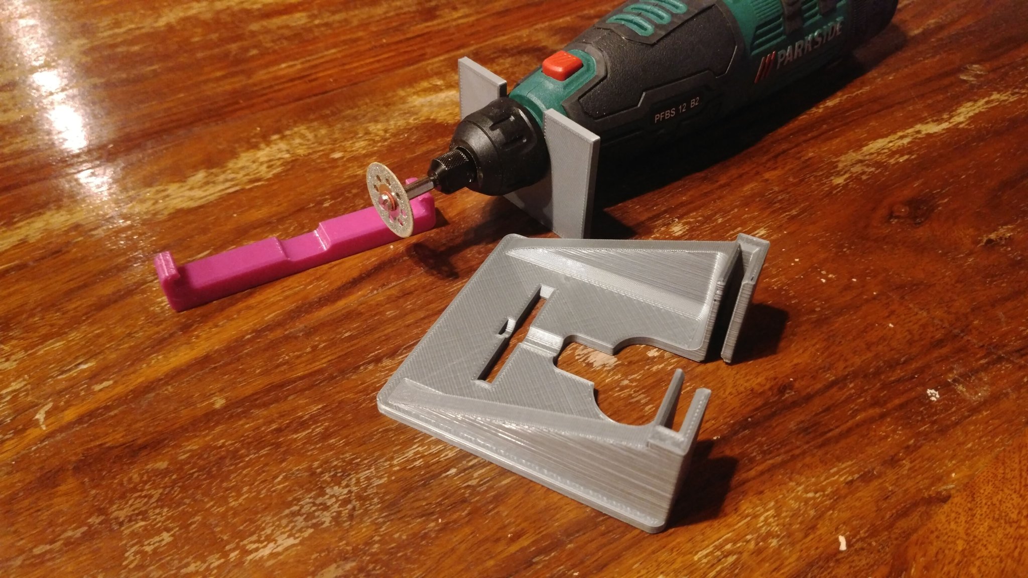 Cưa bàn Parkside PFBS 12 điều chỉnh chiều cao đơn giản