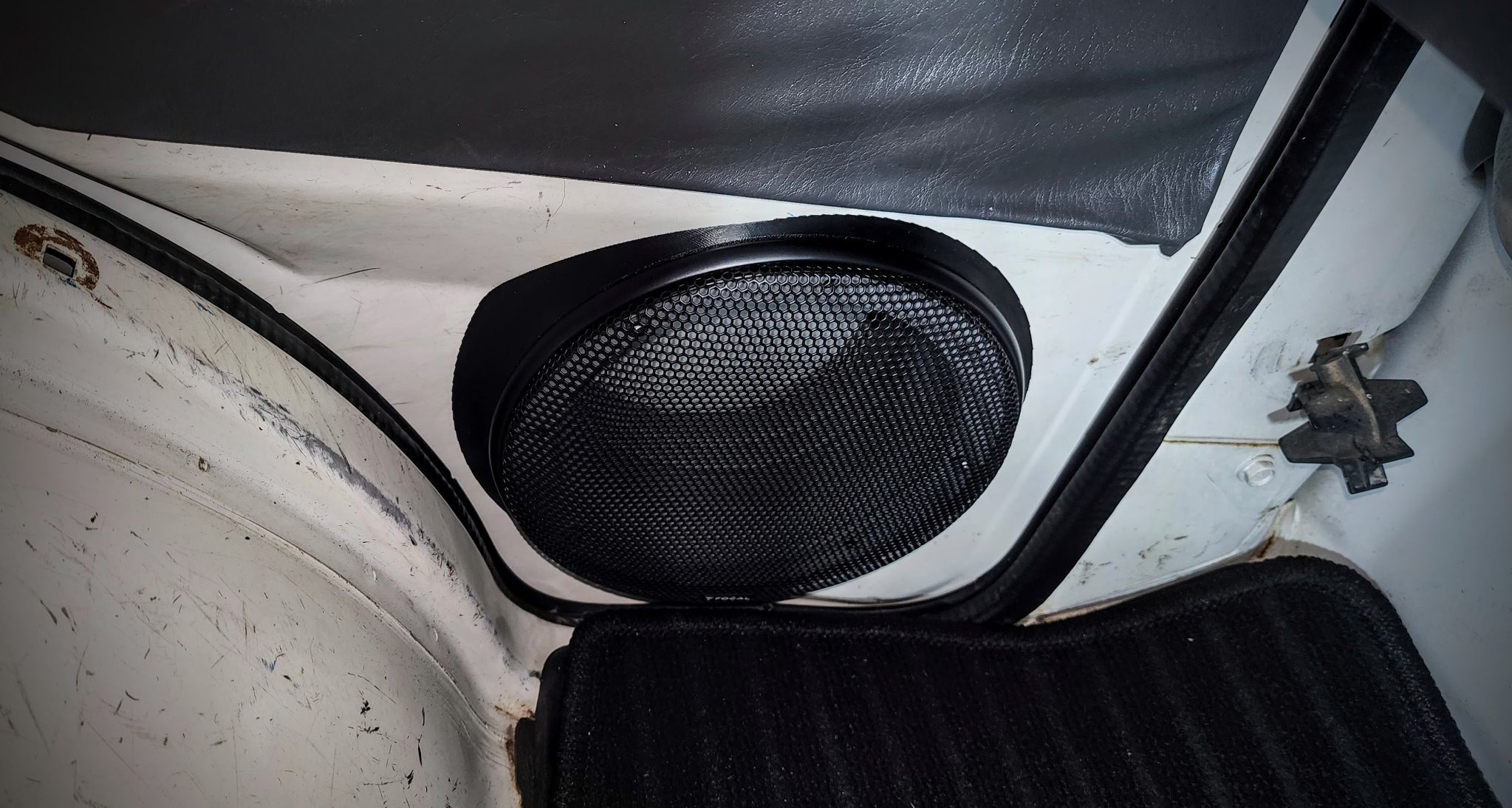 Vòng lắp loa 6.5" cho cửa Diahatsu Hijet 1997