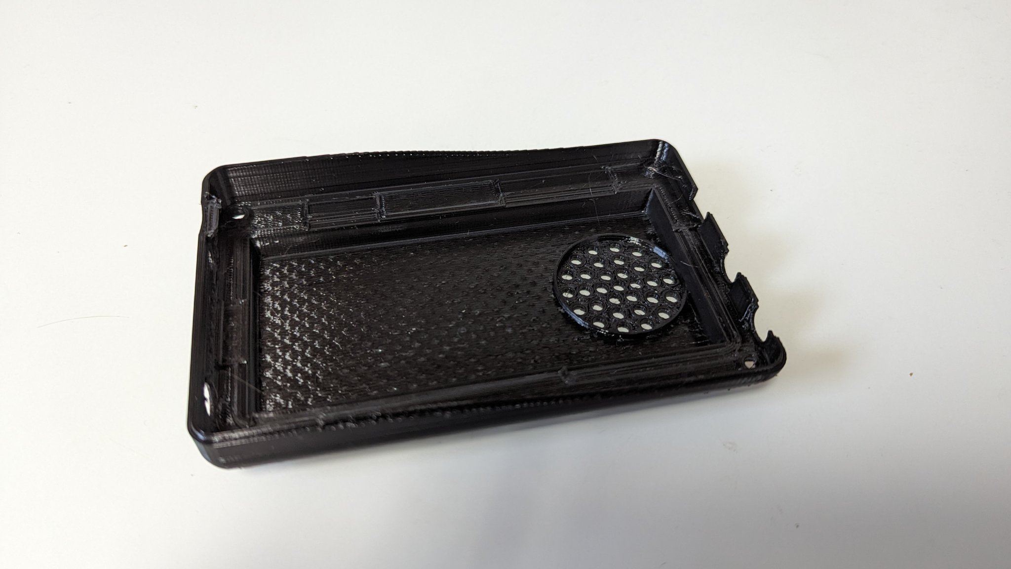 Vỏ dưới HackRF Portapack H2 có loa và pin lớn