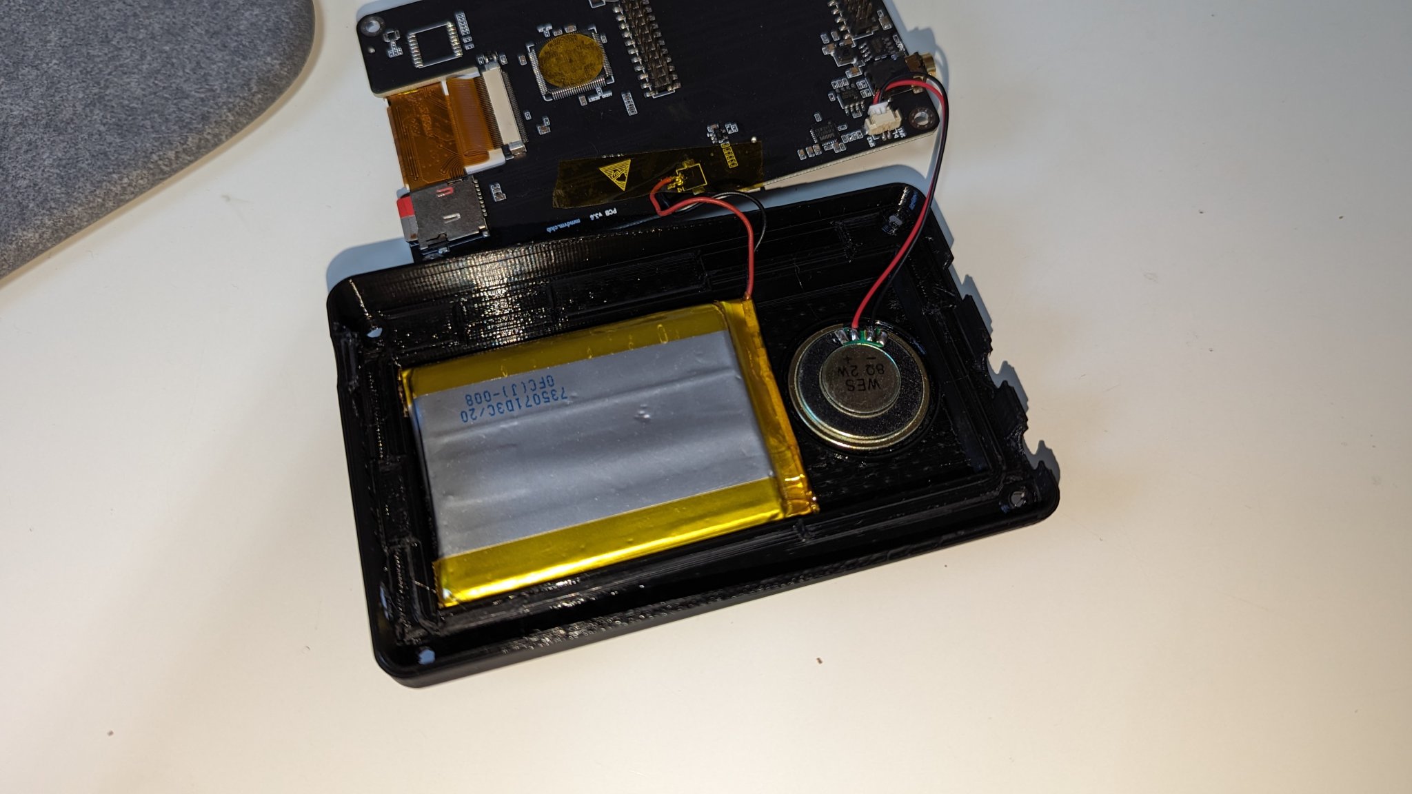 Vỏ dưới HackRF Portapack H2 có loa và pin lớn