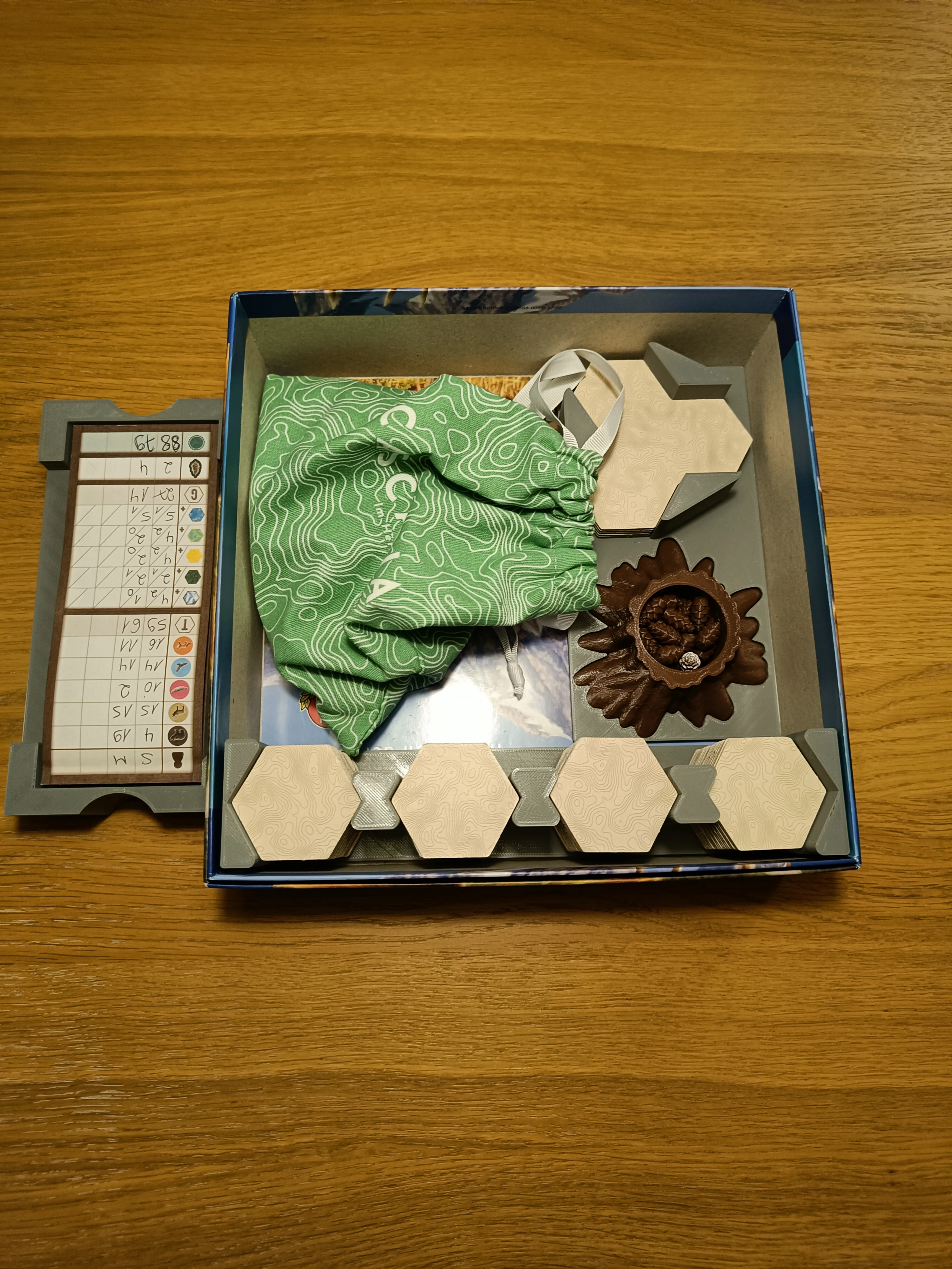 Giá đỡ tổ chức Cascadia với gốc cây và chóp thông đẹp