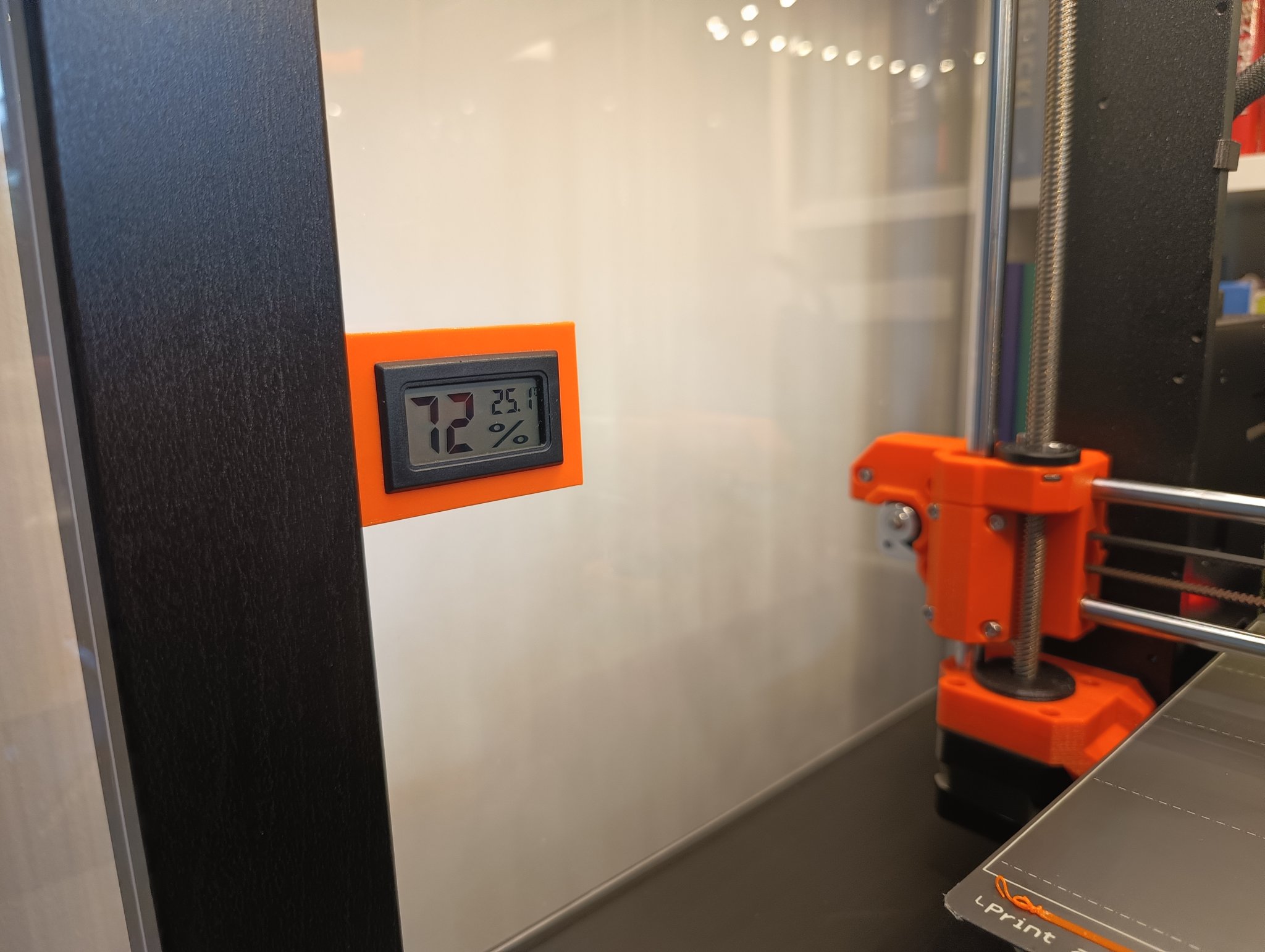 Đồng hồ đo độ ẩm và nhiệt độ gắn bên hông