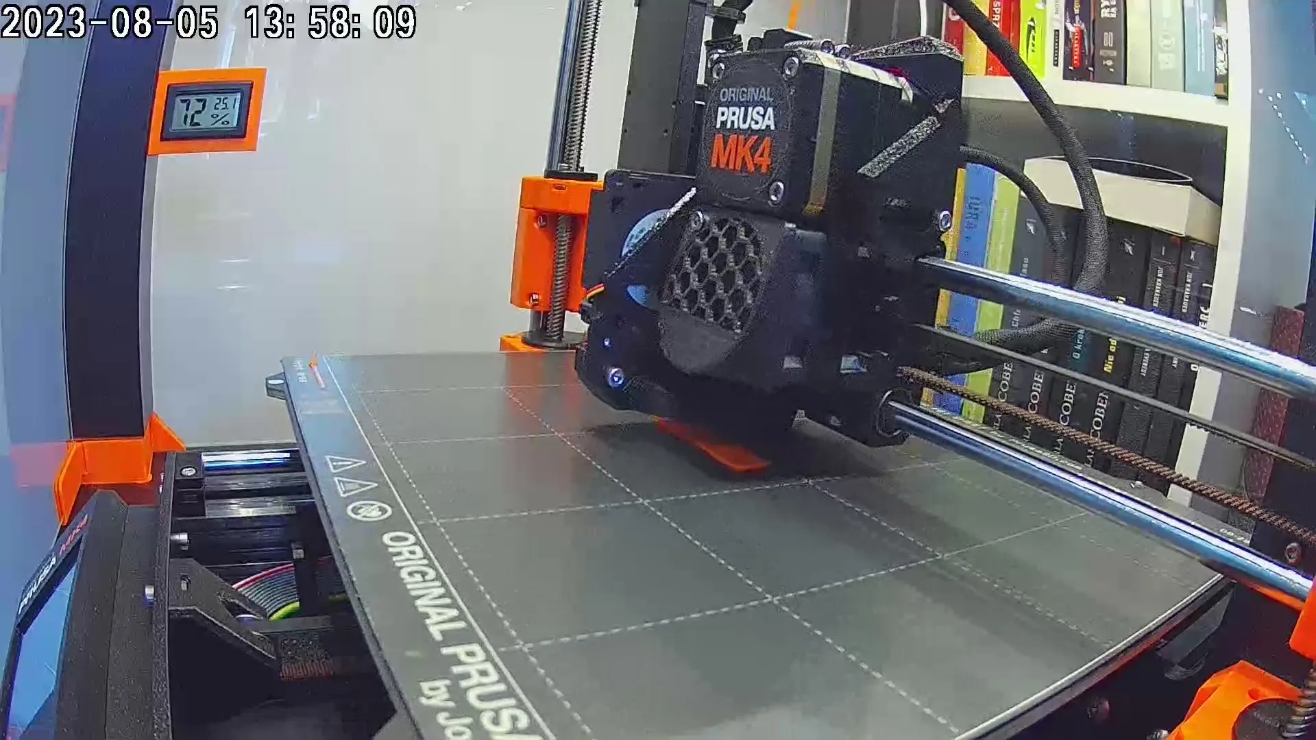 Đồng hồ đo độ ẩm và nhiệt độ gắn bên hông