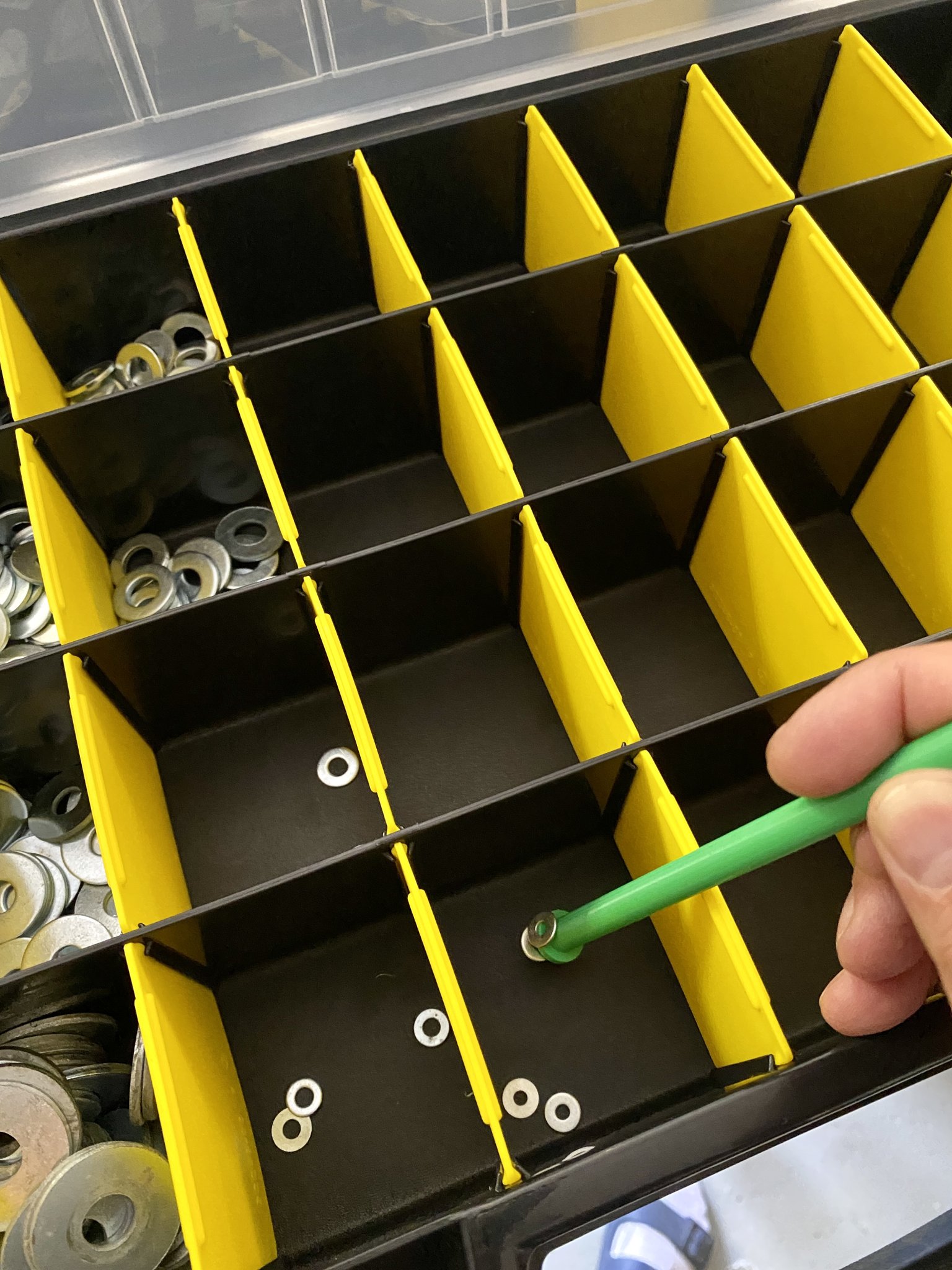 Cây gậy từ tính giúp lấy chi tiết nhỏ từ hộp đựng