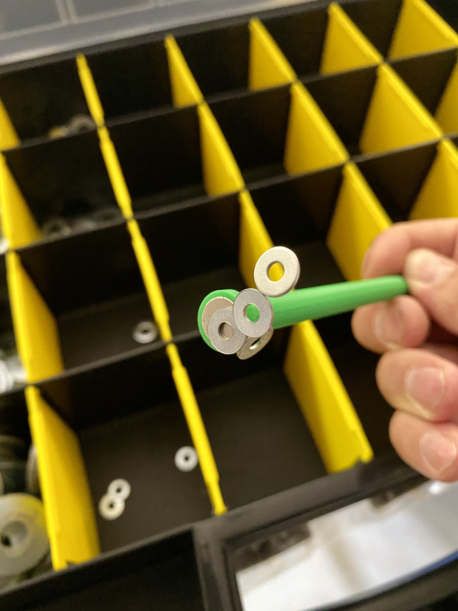 Cây gậy từ tính giúp lấy chi tiết nhỏ từ hộp đựng