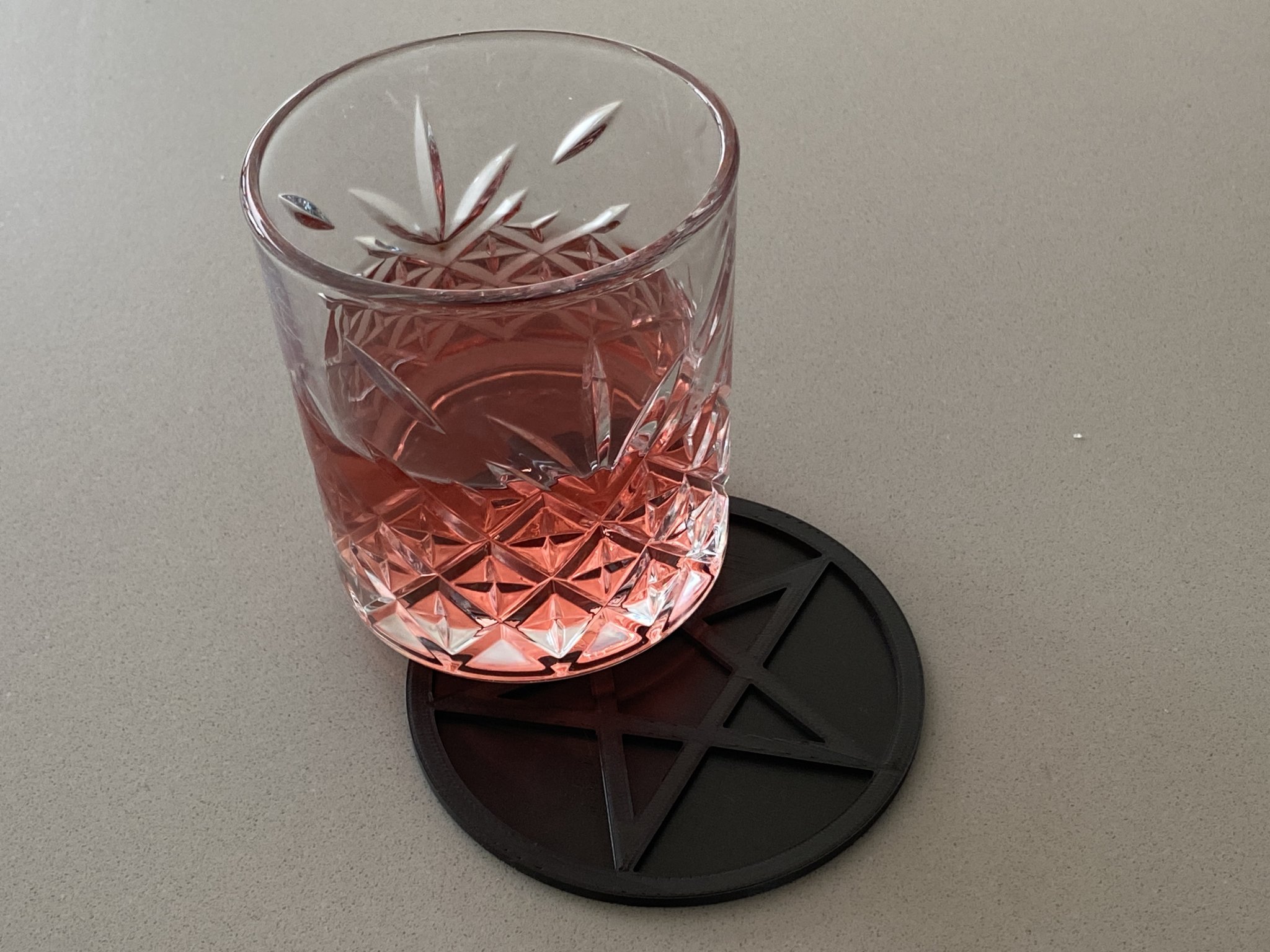 Giá đỡ cốc hình pentagram cho bàn làm việc