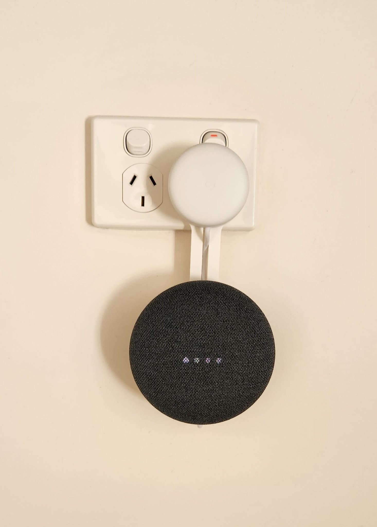 Giá đỡ ổ cắm tường cho loa Google Nest Mini